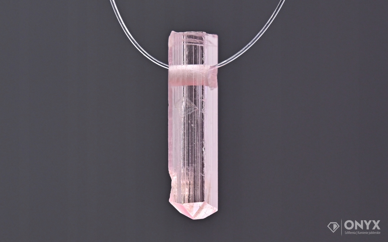 Turmalín provrtaný přírodní křišťál 12,5x4 mm