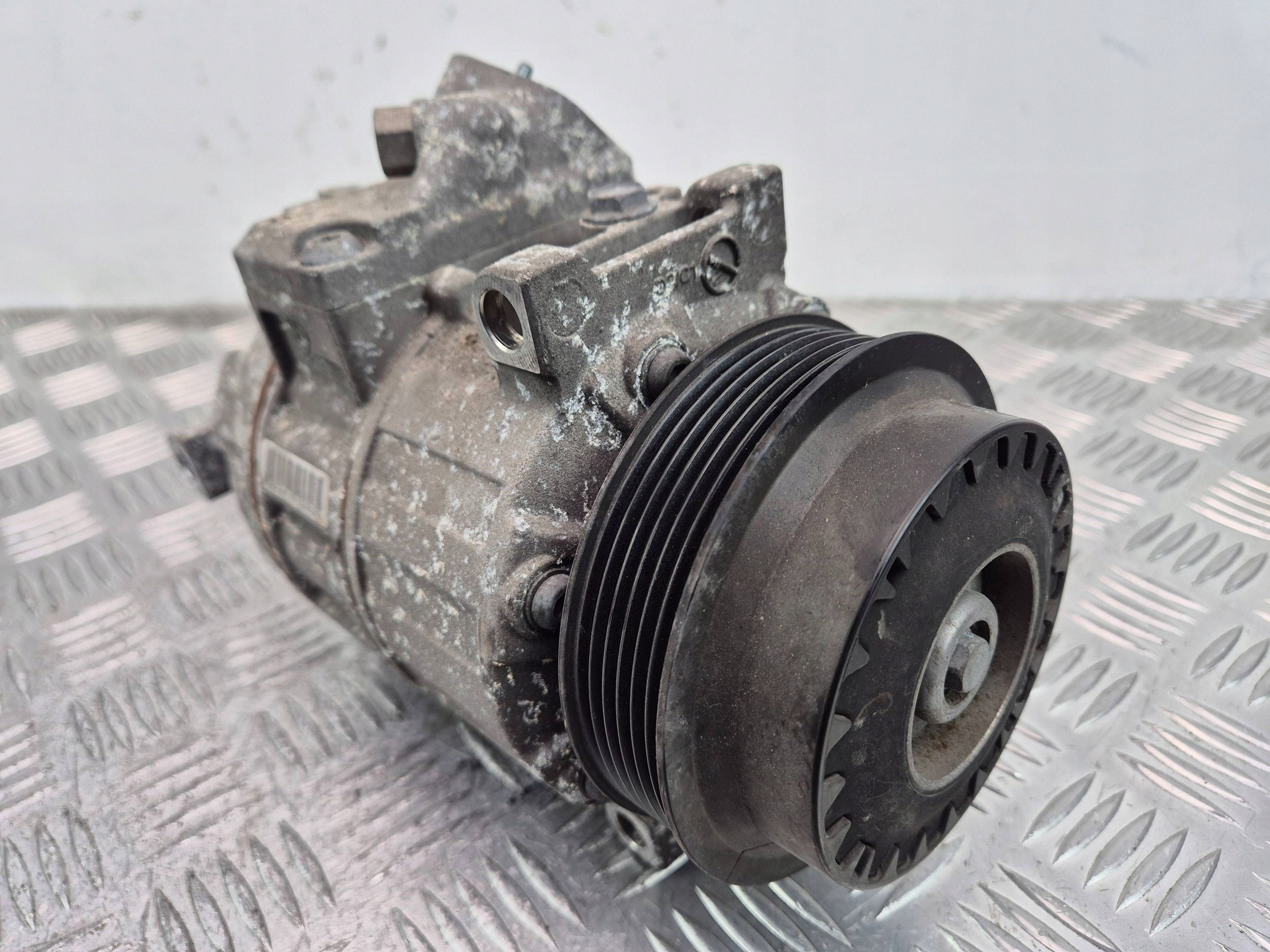 Mercedes E200 CGI W212 compressor; compressor of the air conditioning A0022304511 M271