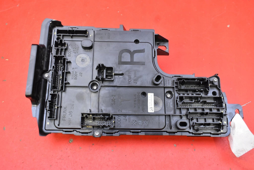 Unité commande confort Droite 1657650-30-B TESLA MODEL Y 78 kWh 507 KM 20