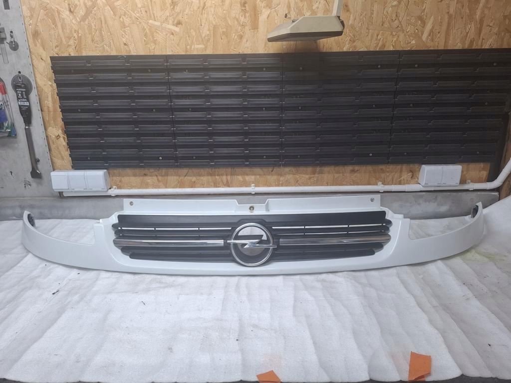 решетка радиатора opel VIVARO a и 01-06 целый