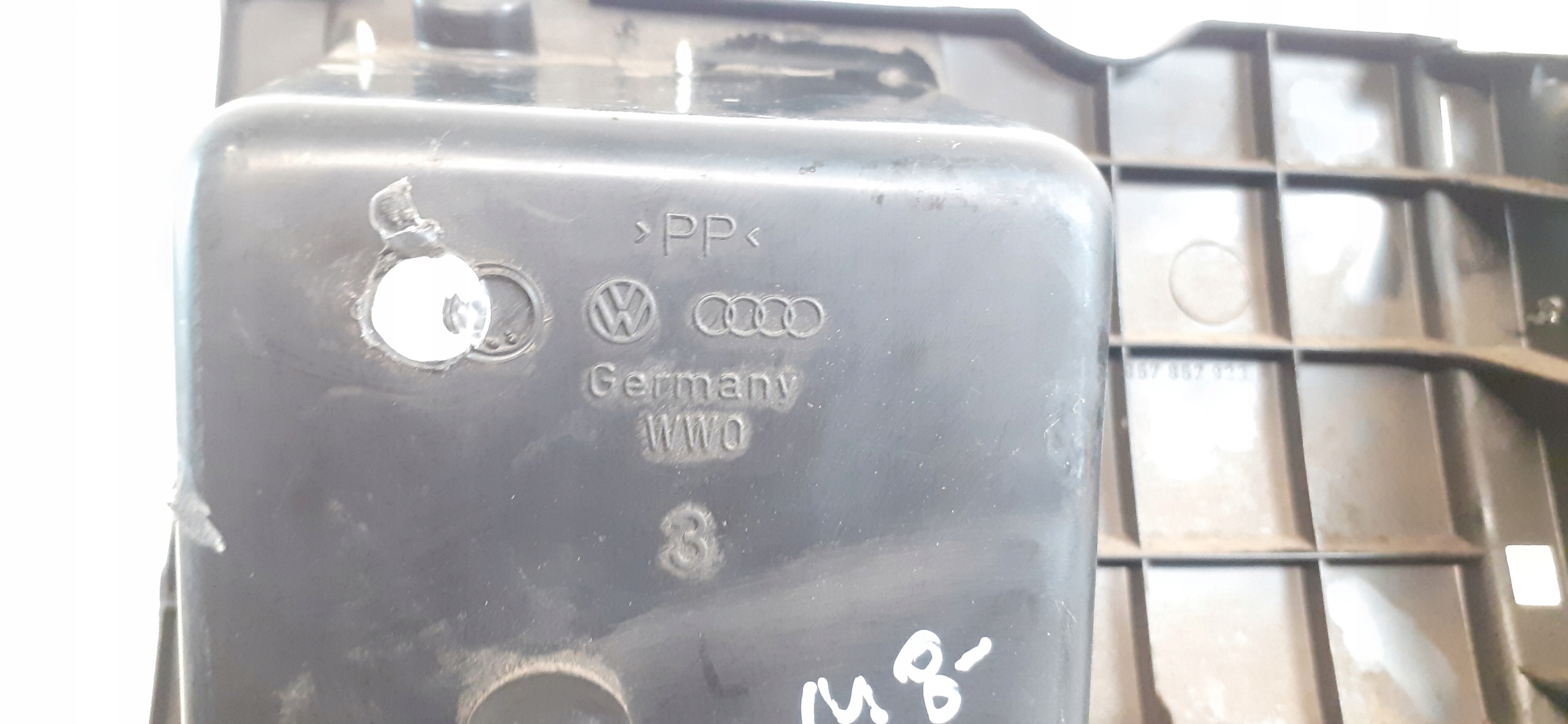 passenger compartment below steering wheel, VW Passat B3