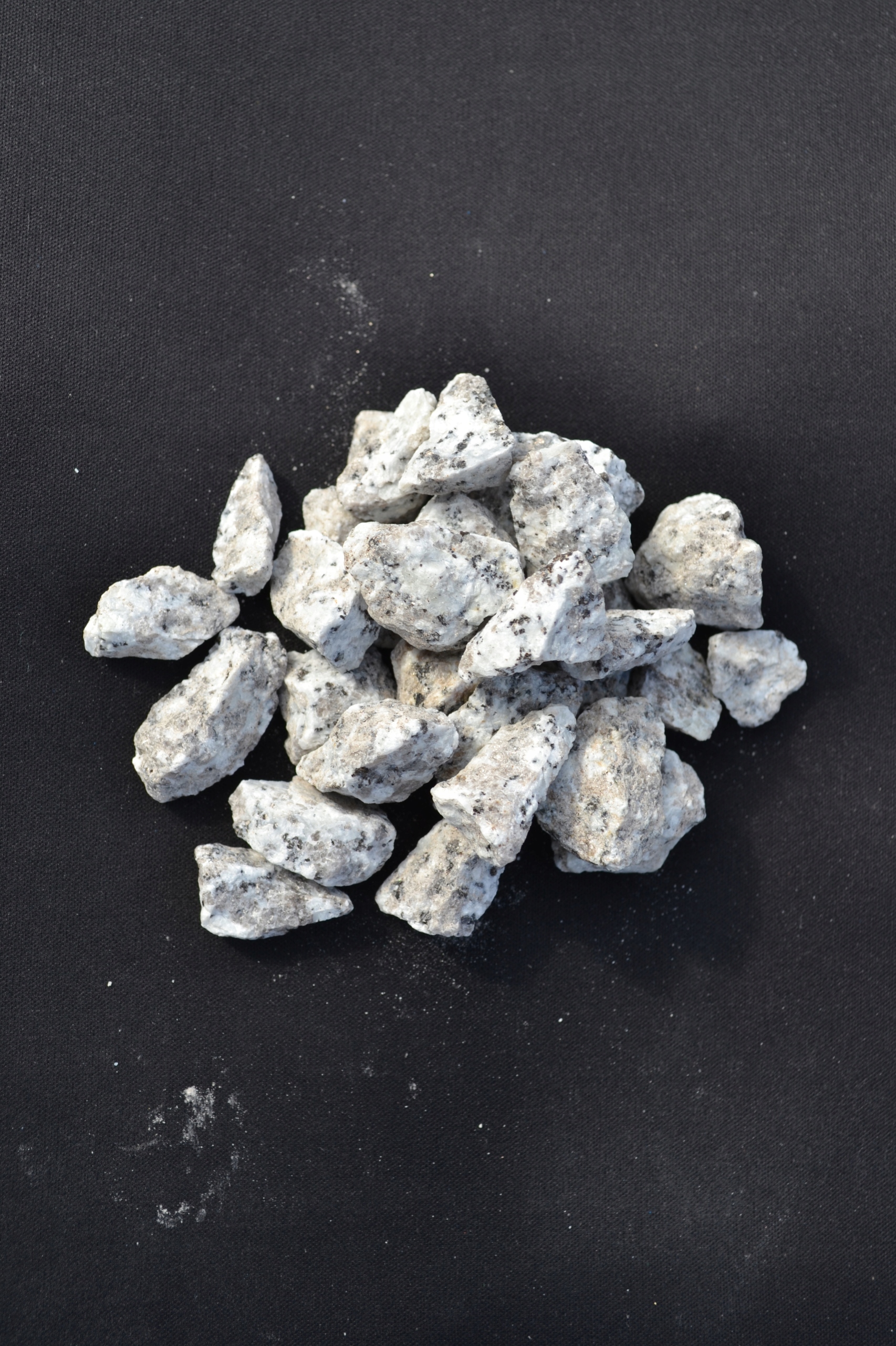 GRYS GRANITOWY NAKRAPIANY DALMATYŃCZYK 8-16mm 25kg Kod producenta 3635