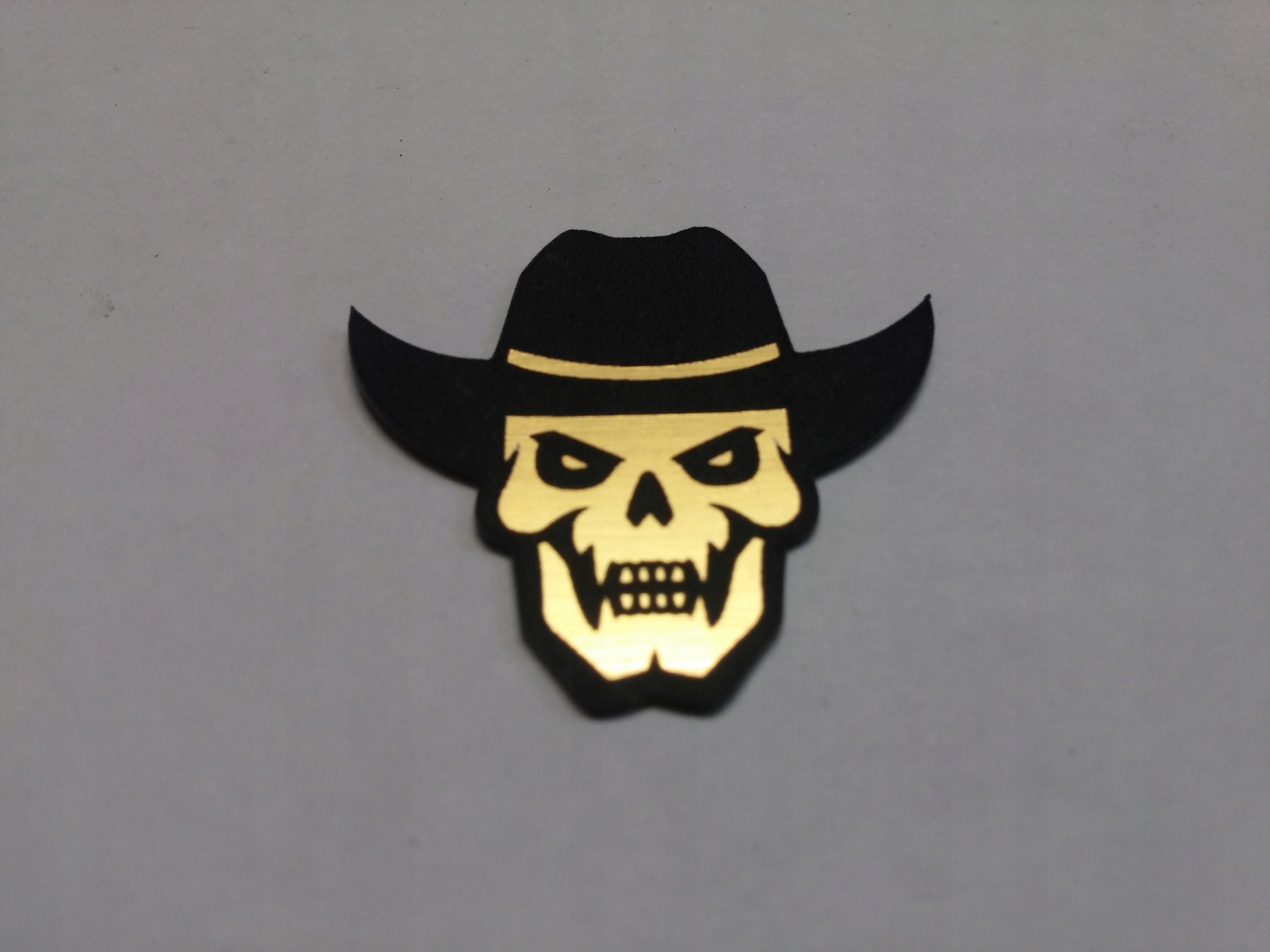 

Czacha Skull naklejka emblemat 33 x 30 mm *gold