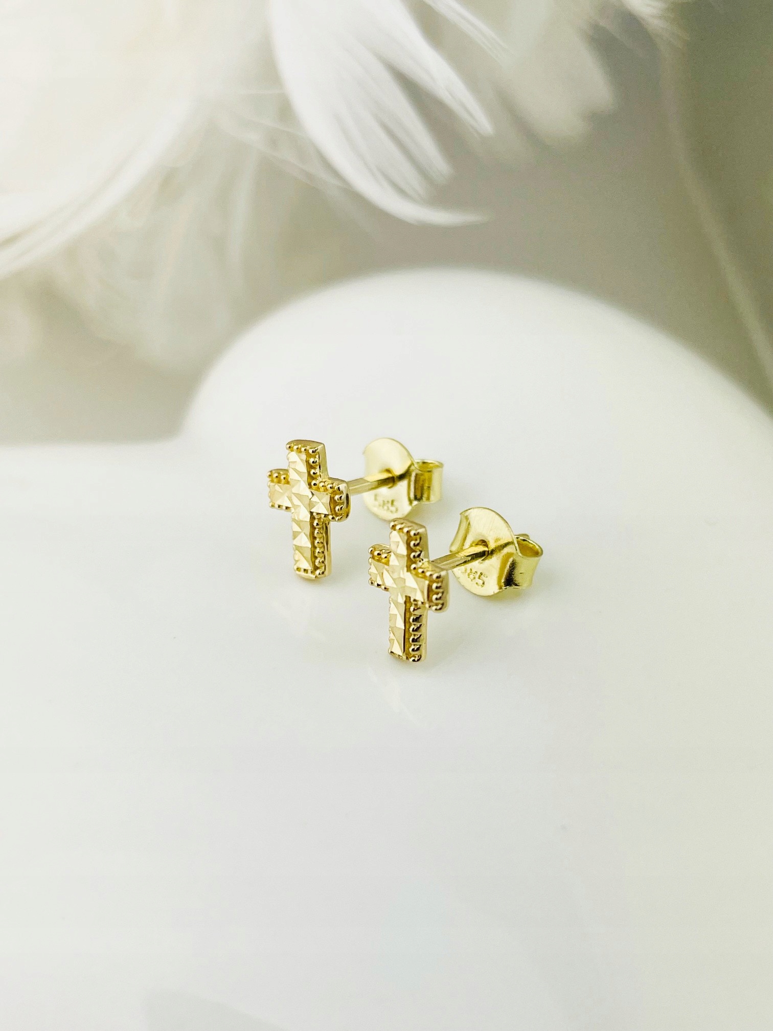 Zlaté náušnice s frézovanými křížky