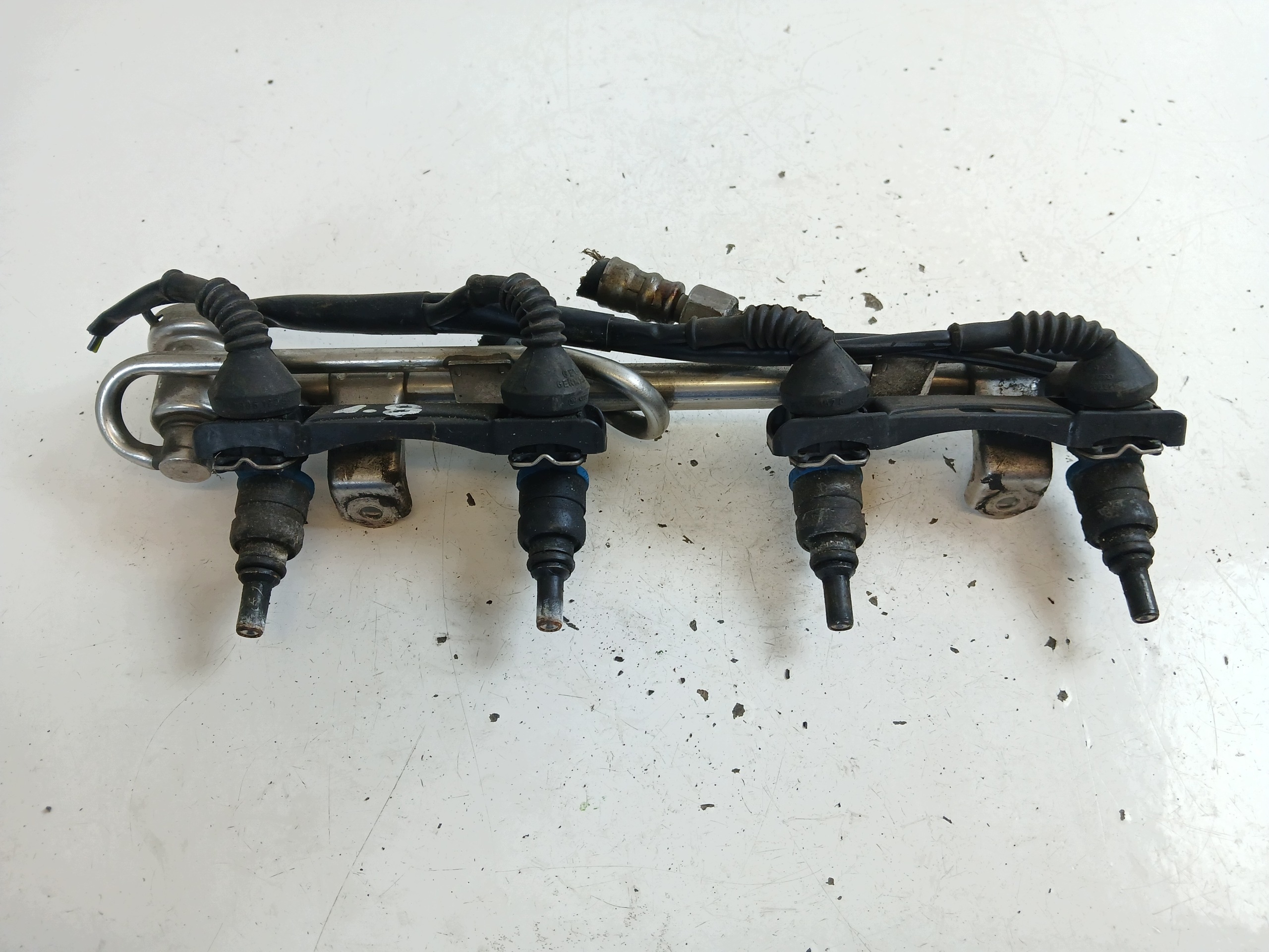 VW PASSAT B5 1.8 Rampe injection Injecteurs 058133551F