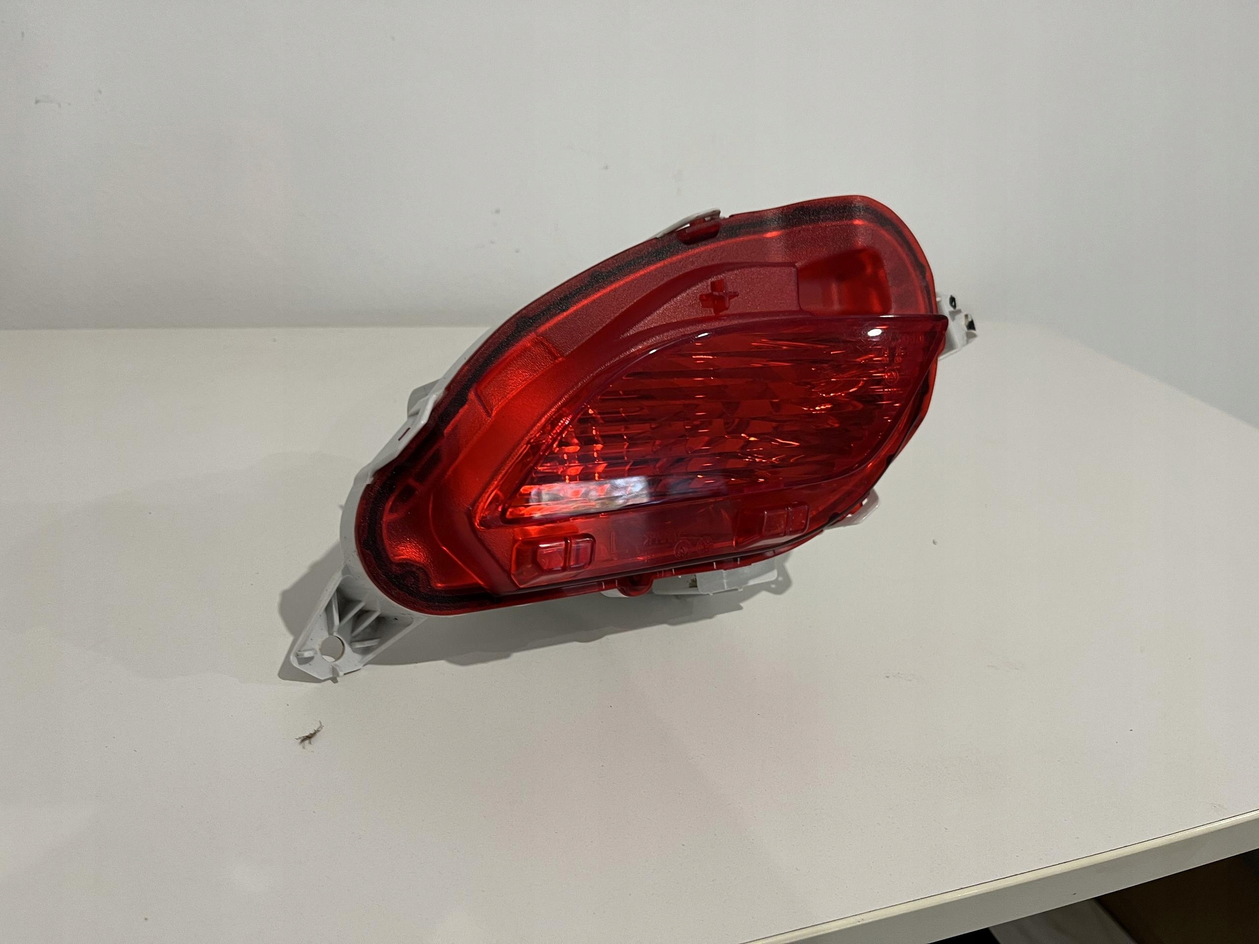 TOYOTA YARIS III LIFT LAMPA PRZECIWMGIELNA LEWY TYŁ KOITO 0D-170 Strona zabudowy lewa
