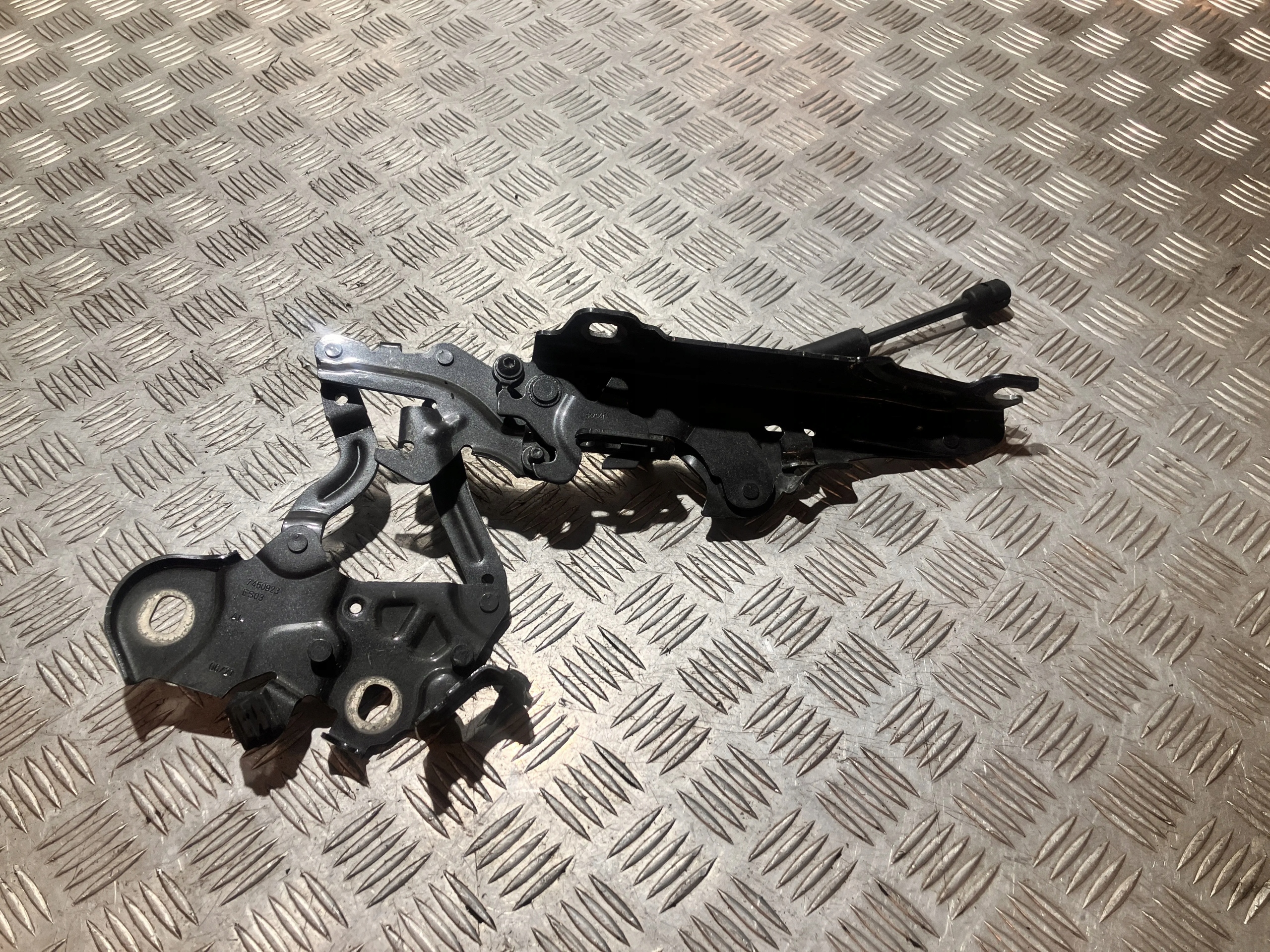 ZAWIAS MASKI LEWY BMW 1 F40 7450923