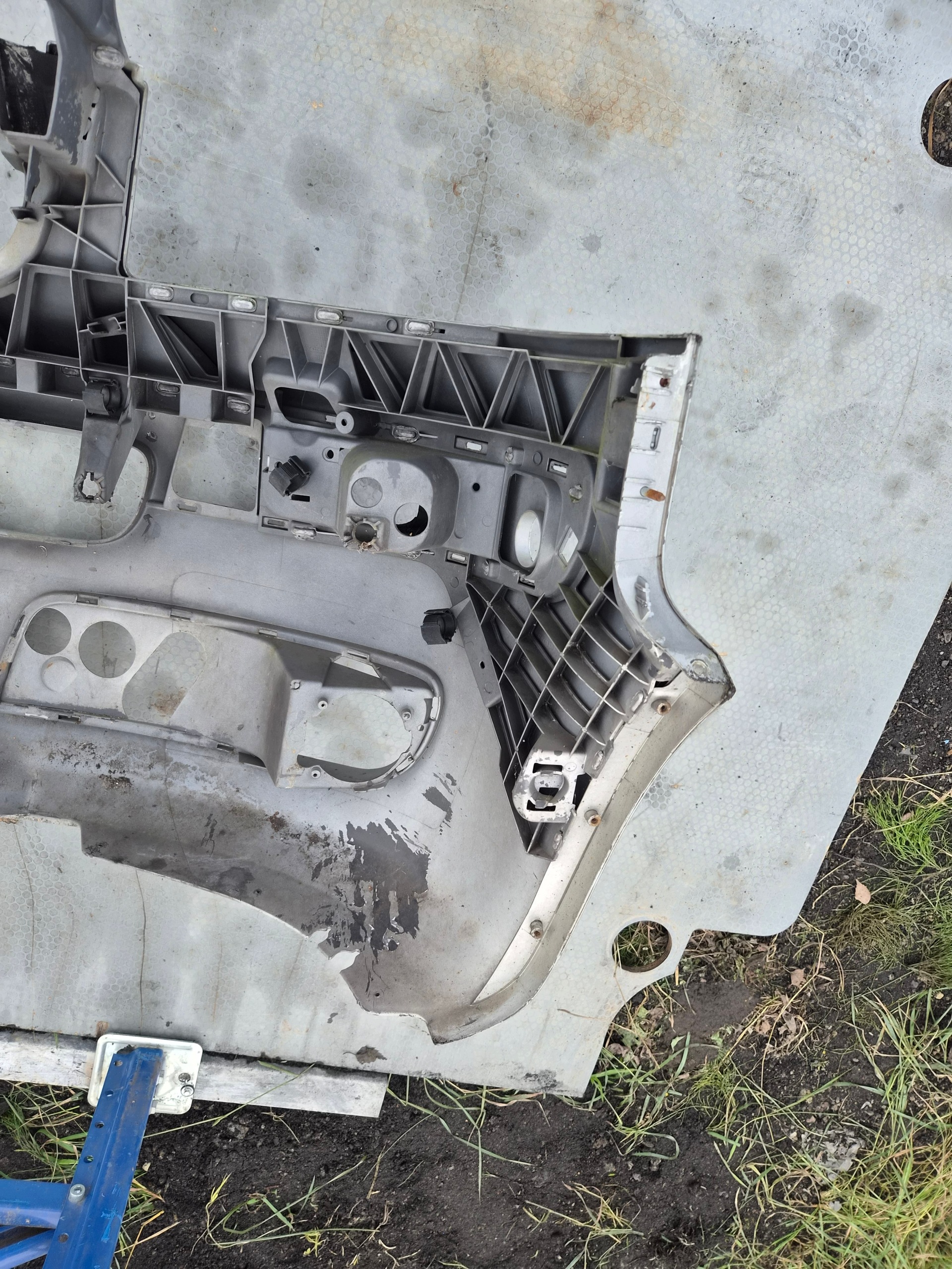 VW T5 Frontstoßstange vorne Caravelle Multivan srebrny