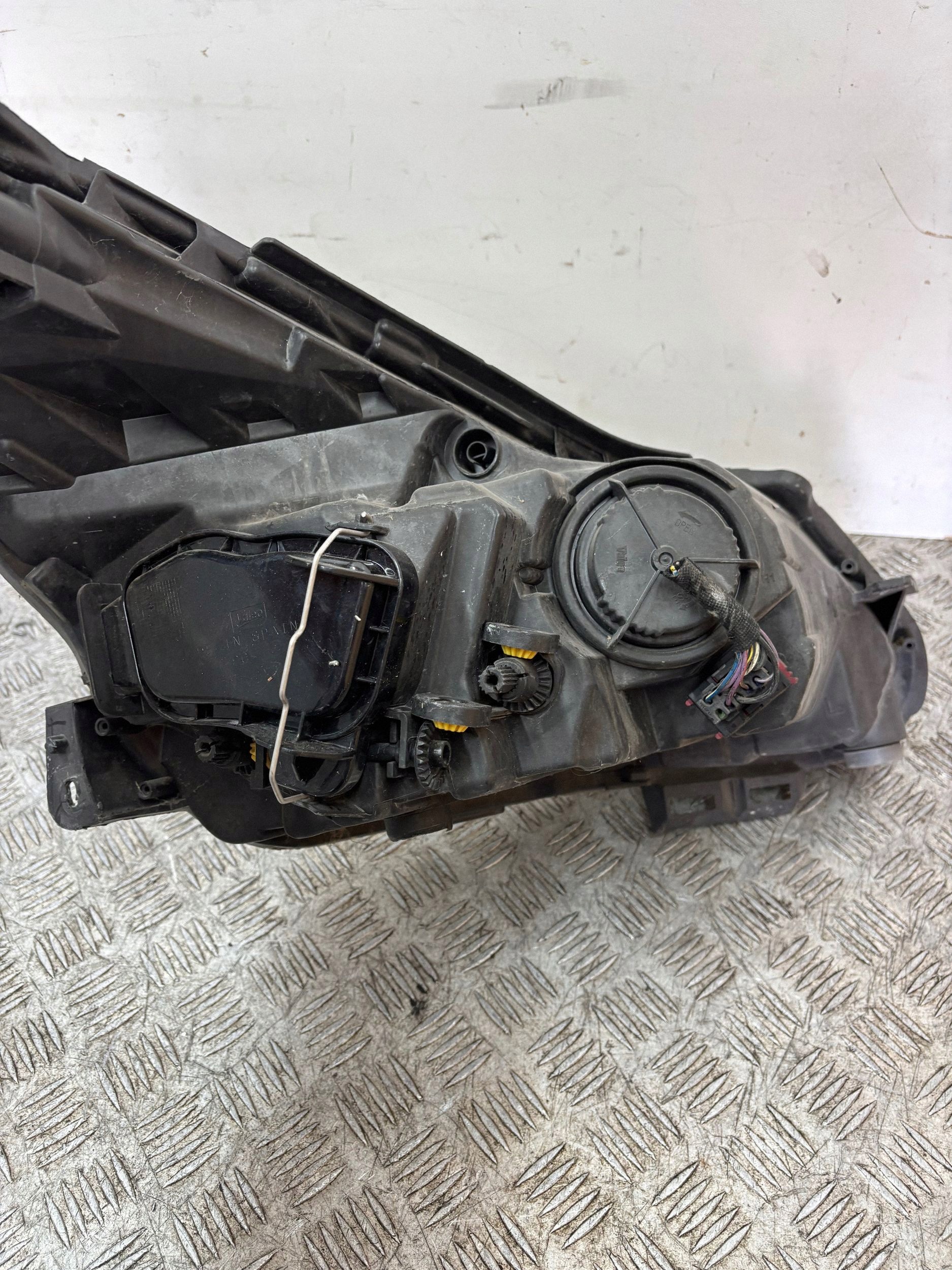 REFLEKTOR light left OPEL CORSA D LIFT 13432889
