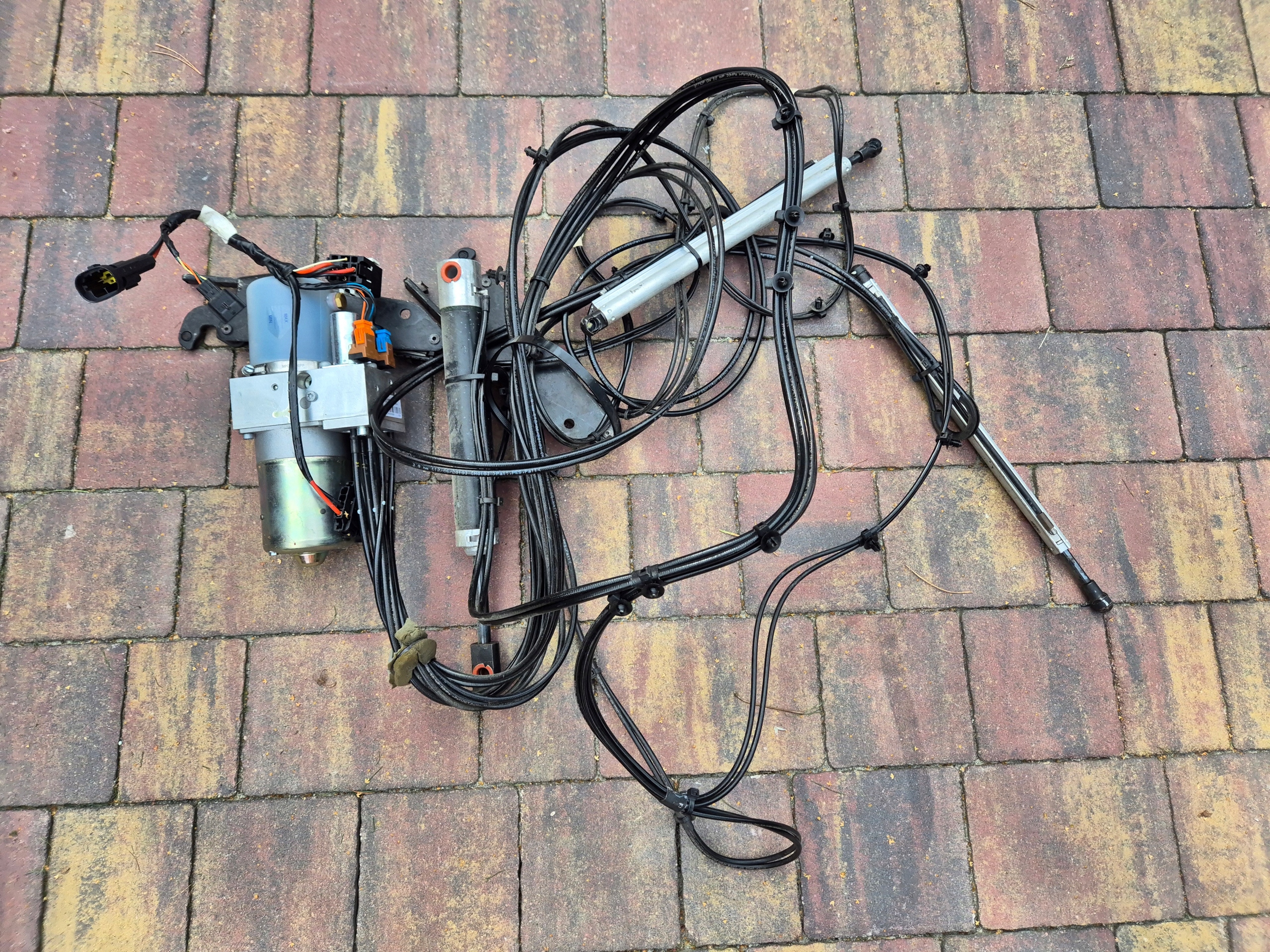 POMPA DACHU SILOWNIKI RENAULT MEGANE III CABRIO E95409011