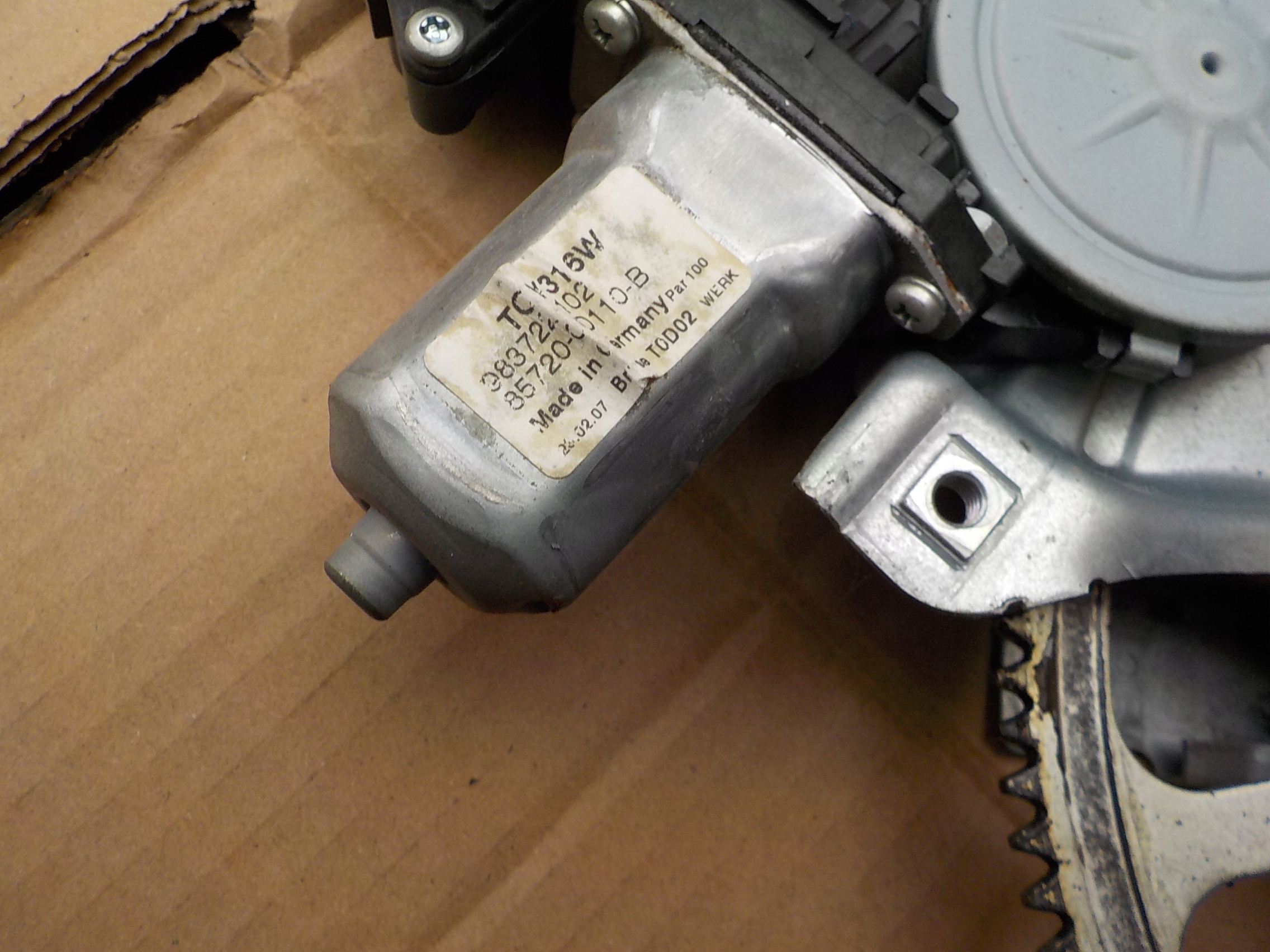 window regulator left front toyota yaris II 5D 2006r
