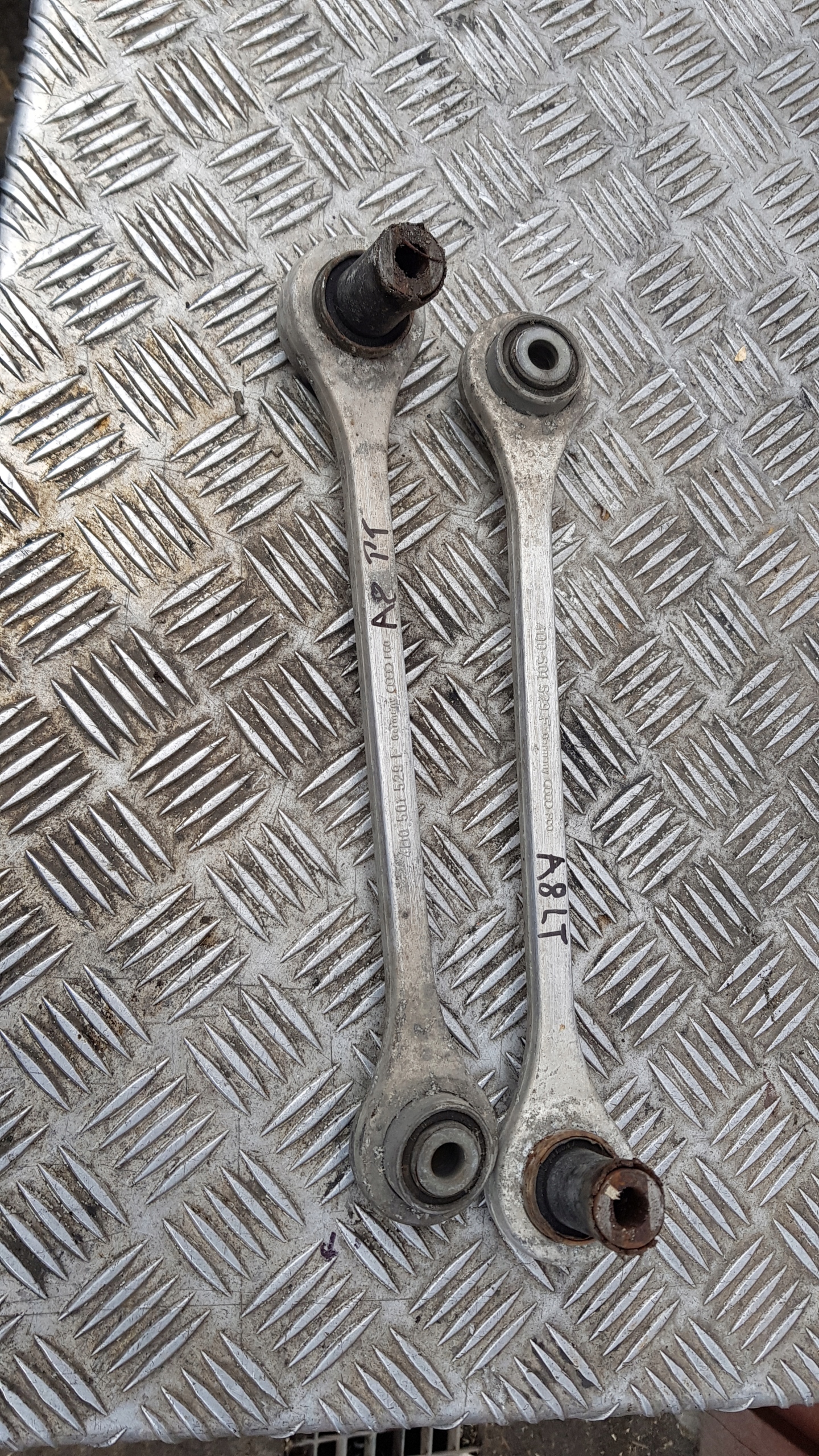 AUDI A8 D2 arm rear part left right