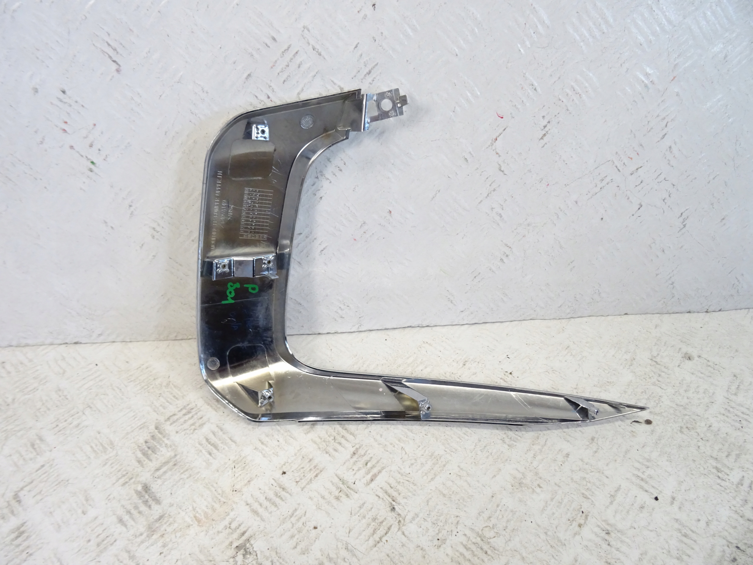 CHROM of a bumper left front MITSUBISHI PAJERO 6407A149