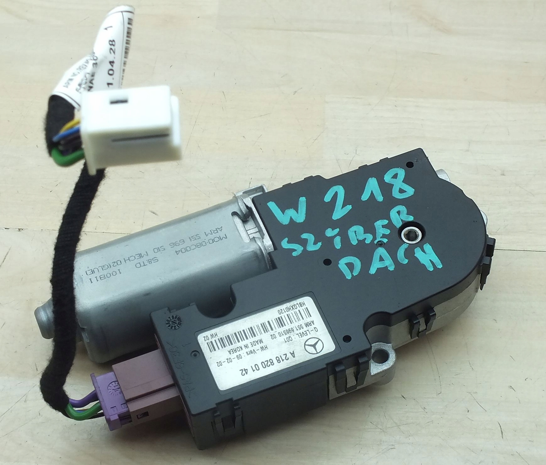 MERCEDES W218 SILNICZEK SZYBERDACHU A2188200142