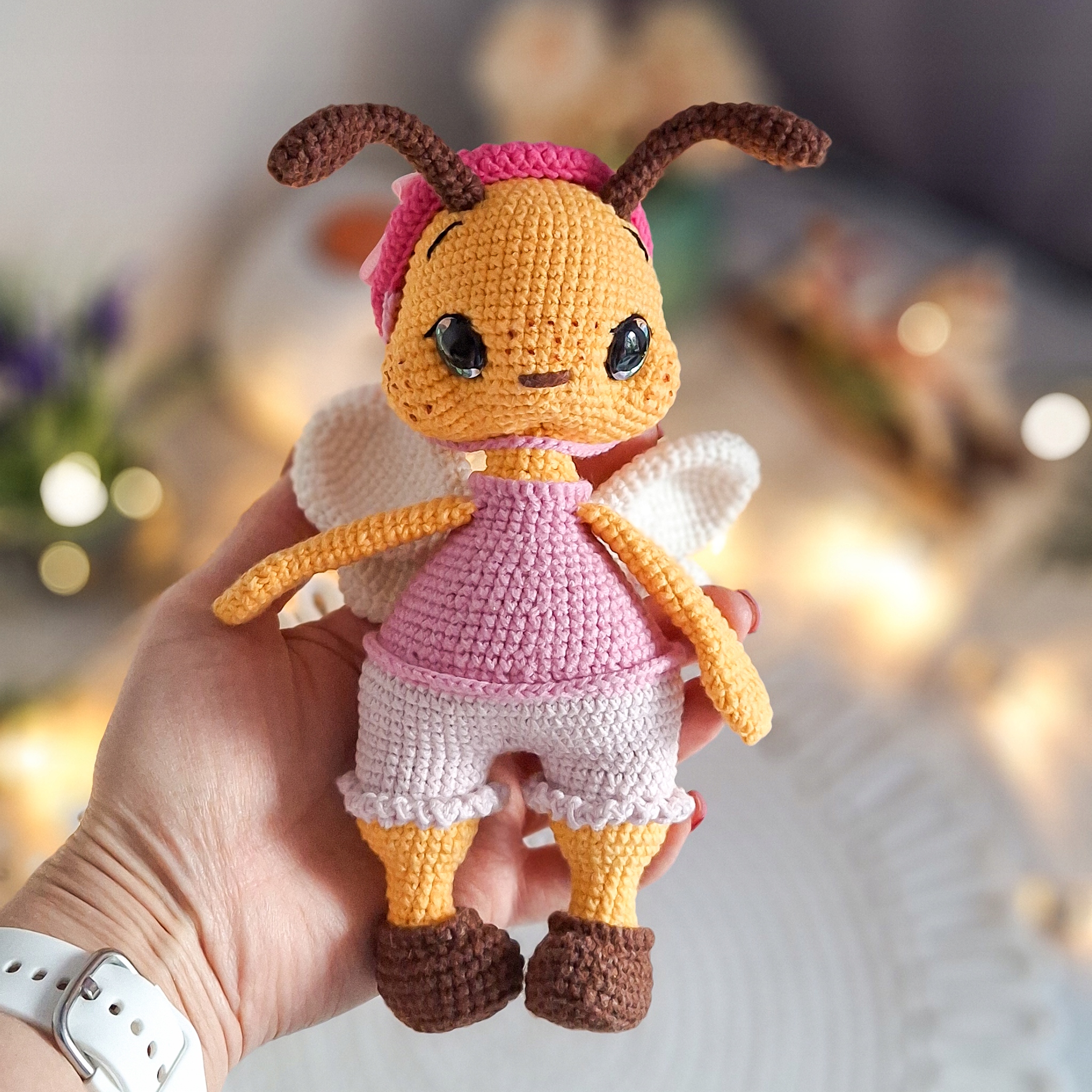 Háčkovaná včelka Amigurumi v oblečení – dekorace a dárek ručně vyrobený
