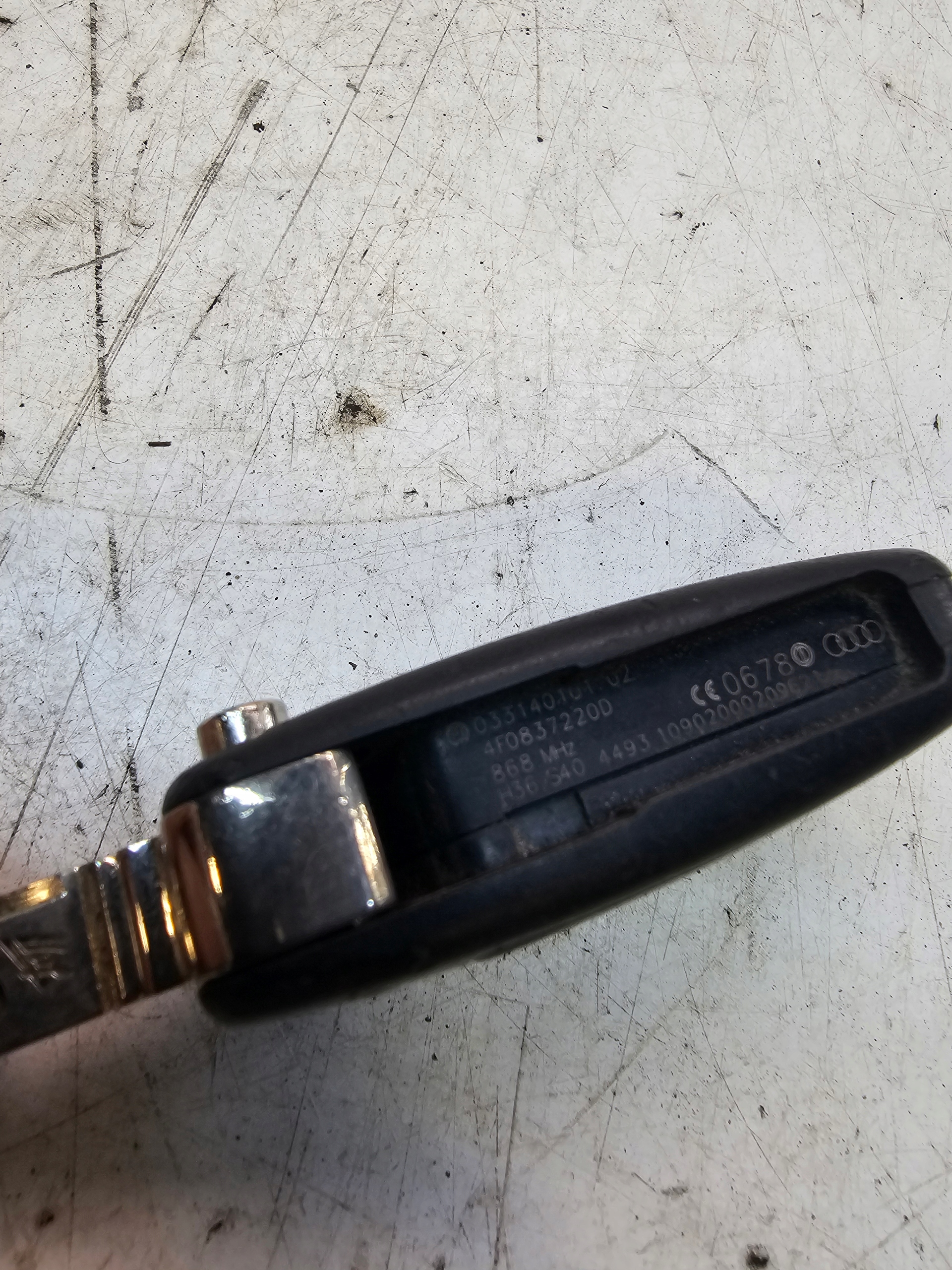 key PILOT SCYZORYK AUDI A6 C6 Q7 4F0837220D *2