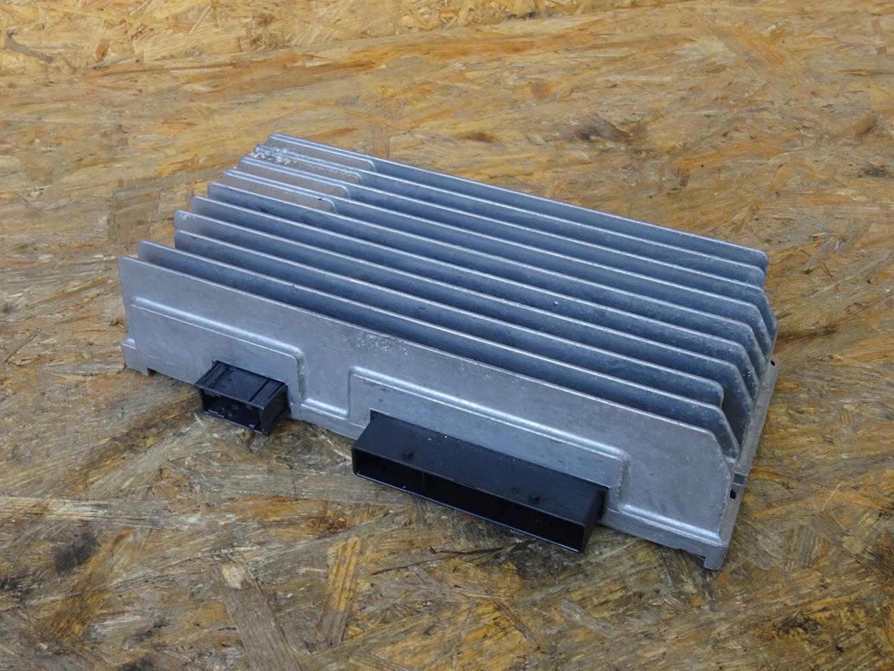 8T0035223AR 2008-2015 - AUDI A4 B8 усилитель радио BANG OLUFSEN B & о