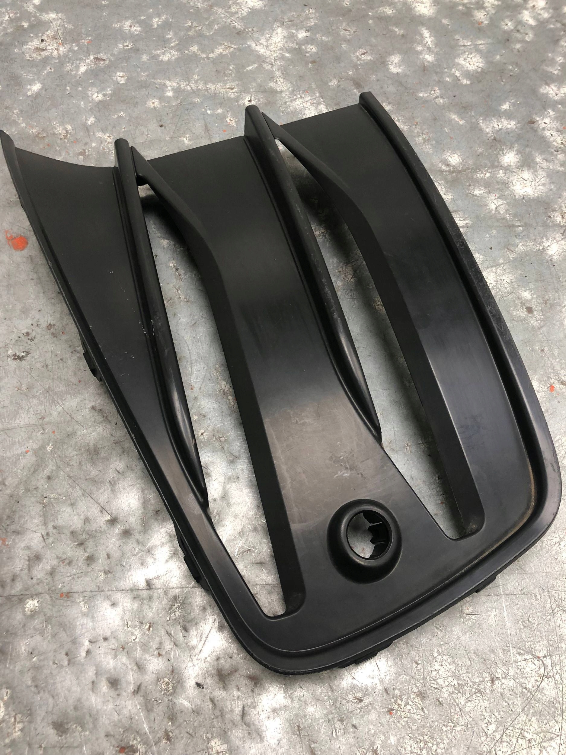 grid of a bumper left front VW GOLF VIII LIFT 5H0853665P