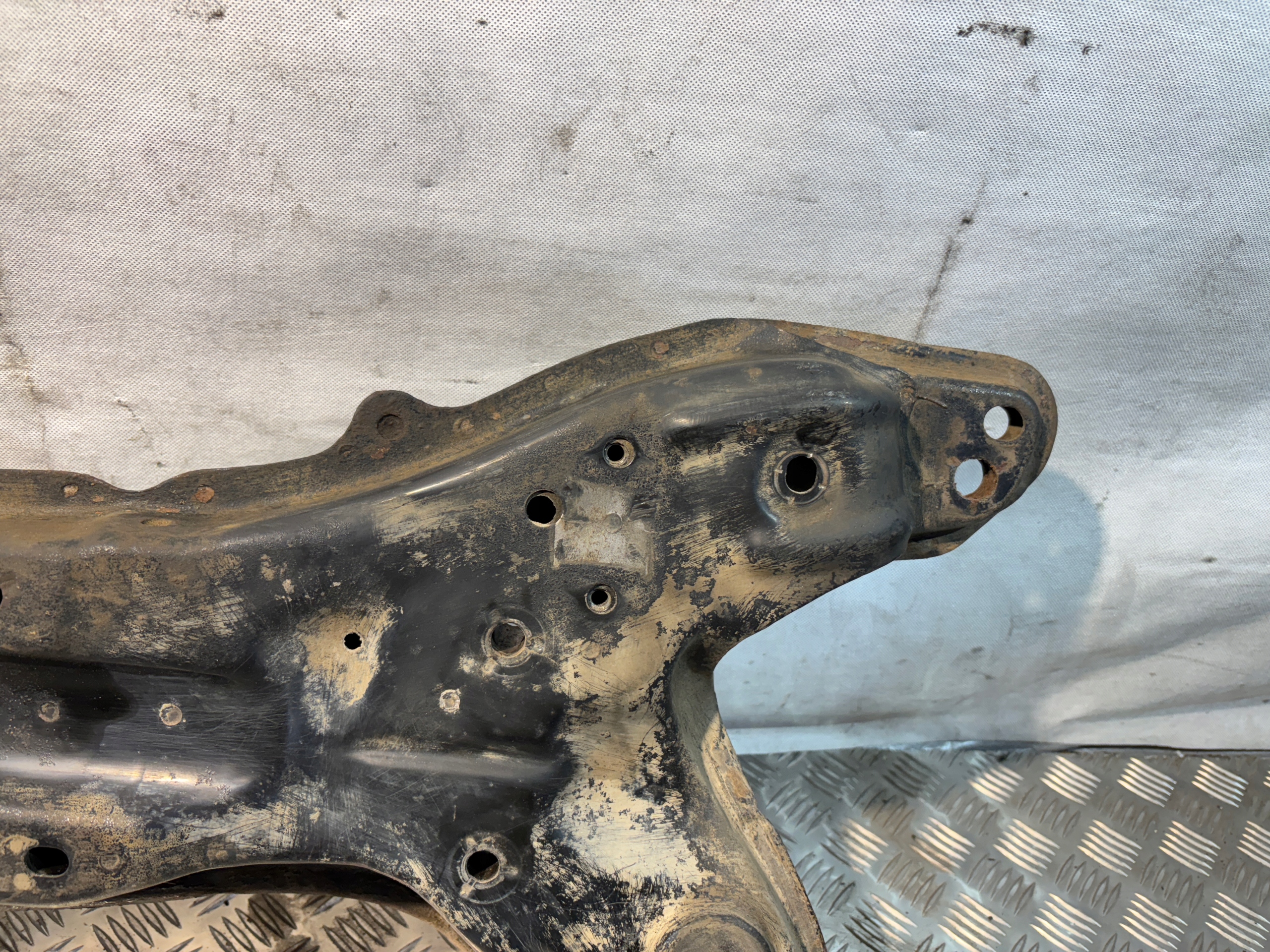 subframe axle beam front Toyota Yaris and 1 1,4 DI