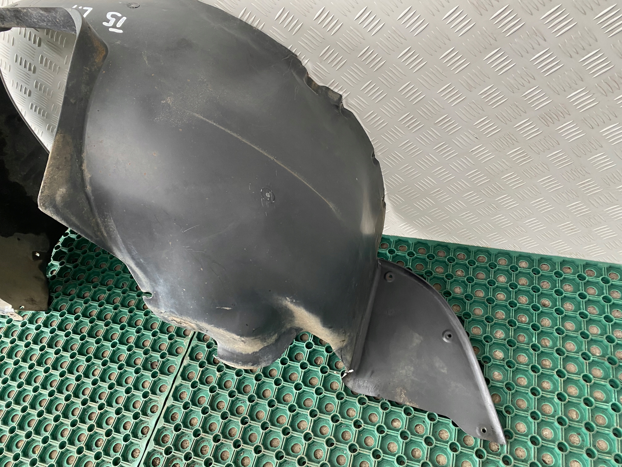 VW T5 03-09 mudguard front left front 7H0809961A OE