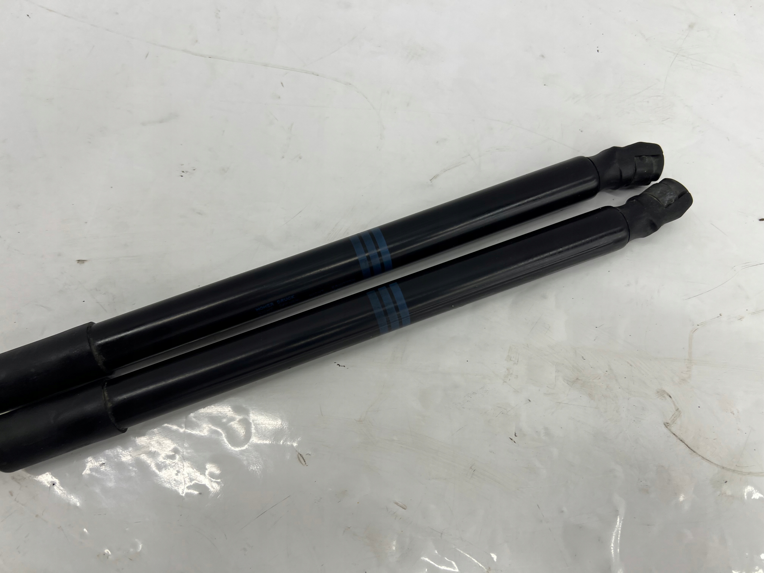 AUDI A6 C6 SILOWNIKI bonnet KOMBI 4F9827552H