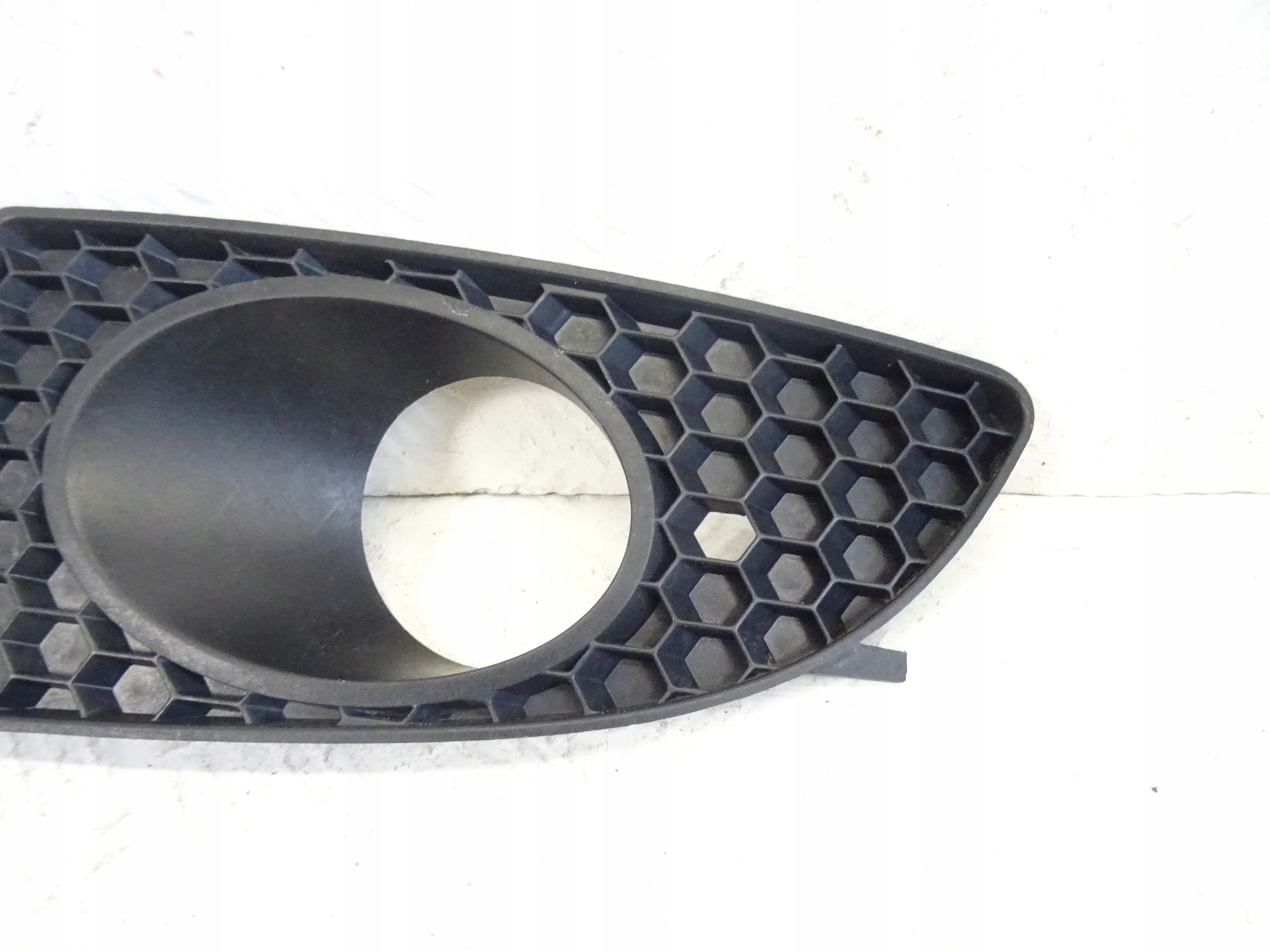grid of a bumper front front left SEAT LEON II 2 1P0853665A