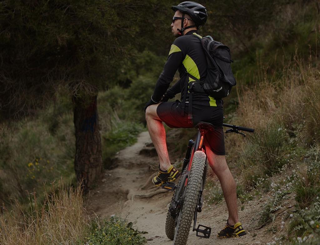 LAMPKA ROWEROWA PRZEDNIA + TYŁ + LICZNIK I KLAKSON Kolor dominujący czarny