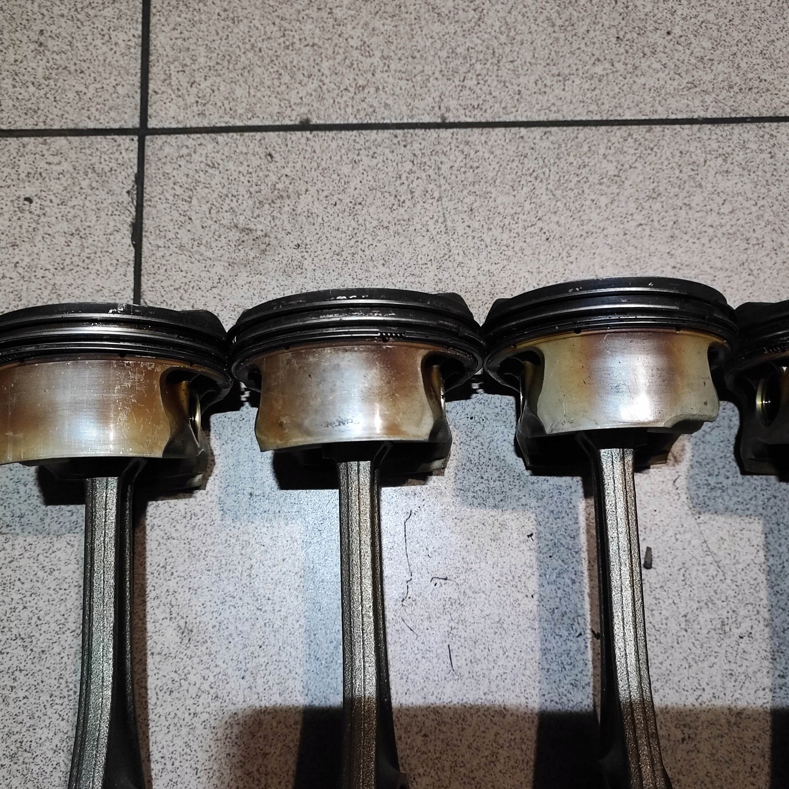 TŁOK TŁOKI KORBA AUDI A6 C6 S6 A8 S8 D3 5.2 V10 Producent części Audi OE