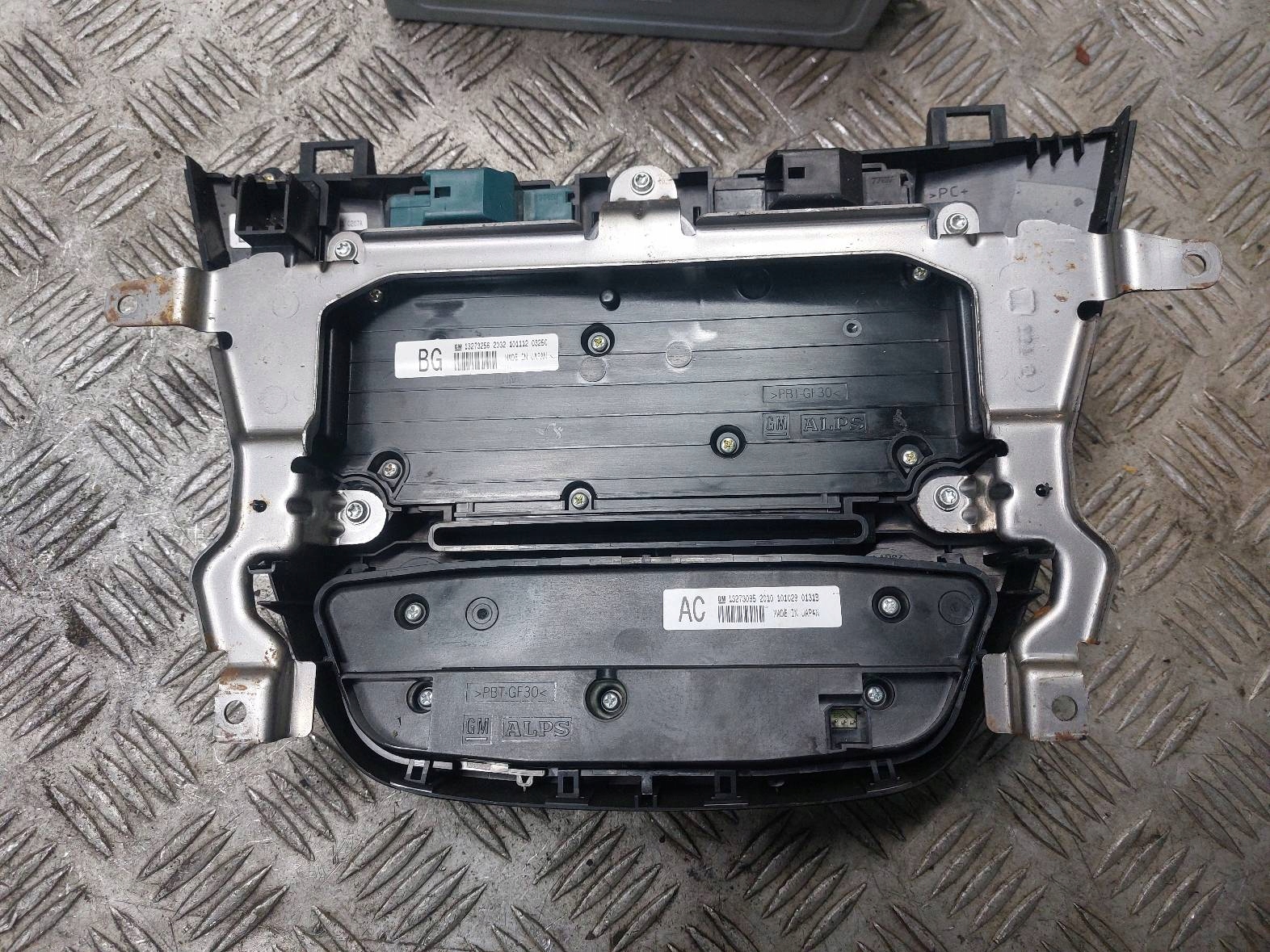 RADIO ODTWARZACZ + PANEL air conditioning devices + frame OPEL INSIGNIA A 22739814
