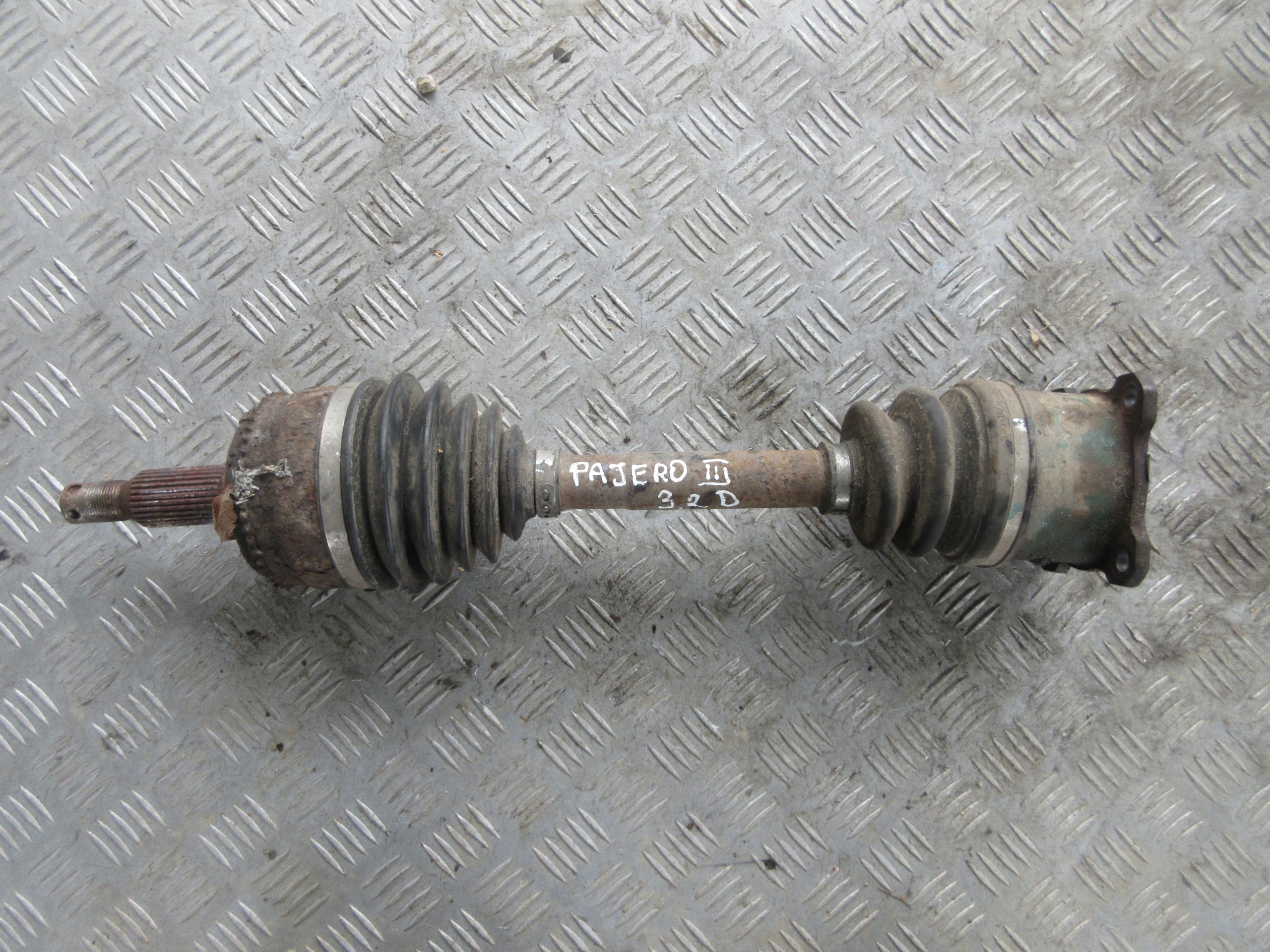 ПЕРЕДНИЙ ПРАВЫЙ ПОЛУОСЬ MITSUBISHI PAJERO III 3 3.2 D