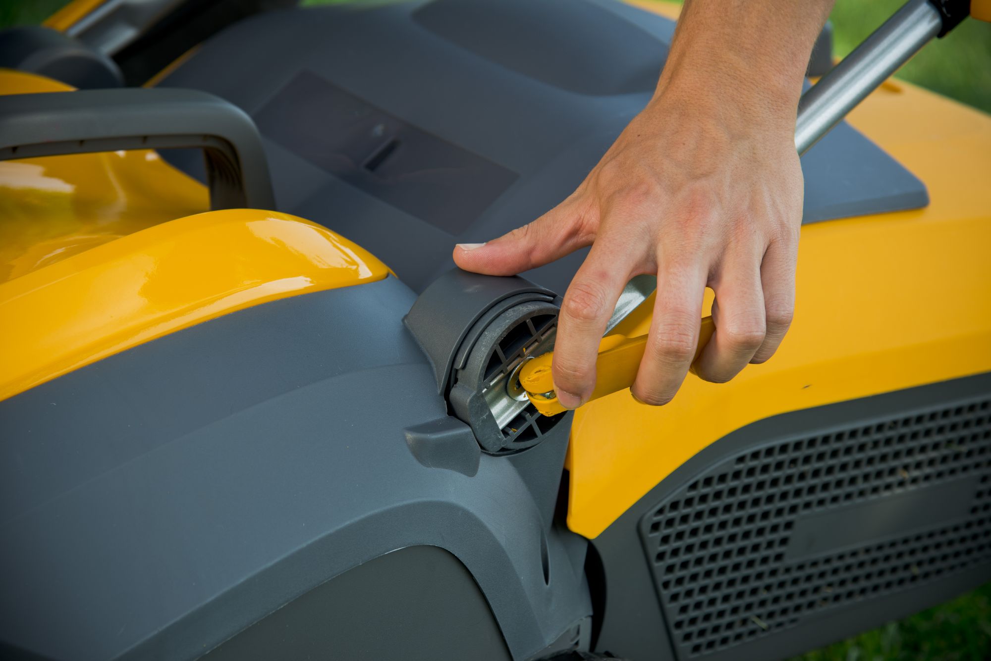 AERATOR WERTYKULATOR Elektryczny STIGA 1500 W 38 cm 2 WAŁKI 2w1 Kosz 50 l Waga narzędzia 14.5 kg