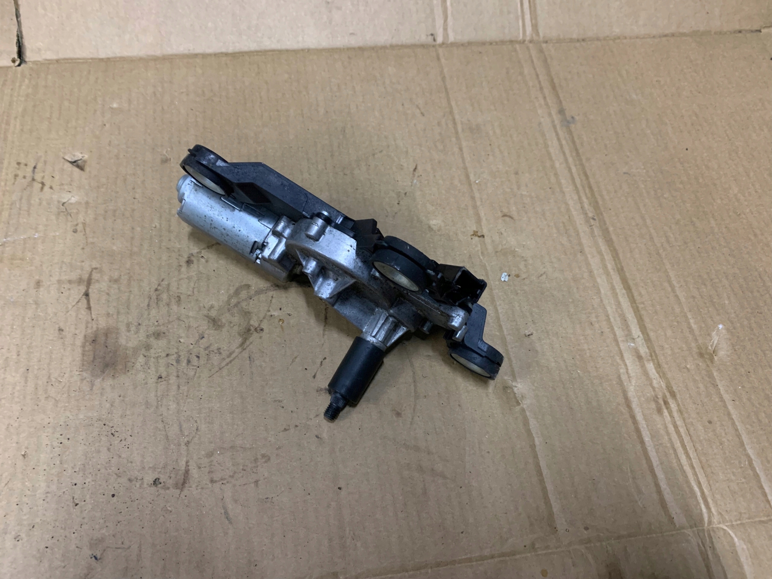 SILNICZEK WYCIERACZKI TYLNEJ FORD MONDEO MK4