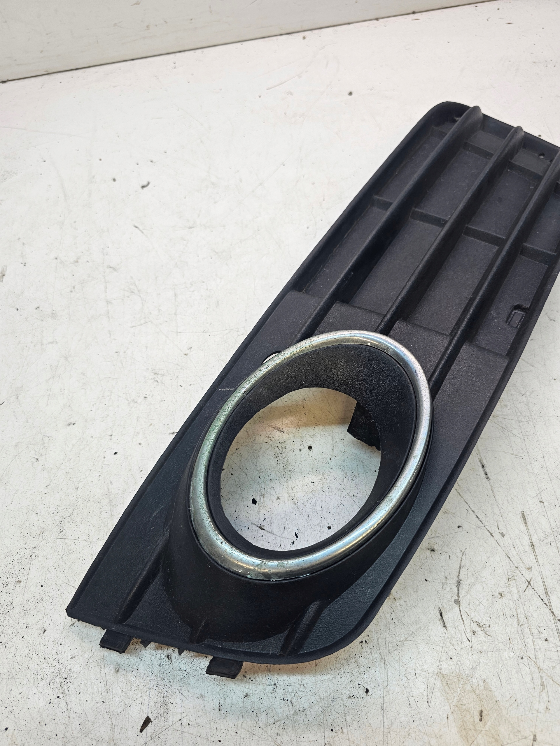 grid grille of a bumper left AUDI A4 B8 8KD807681