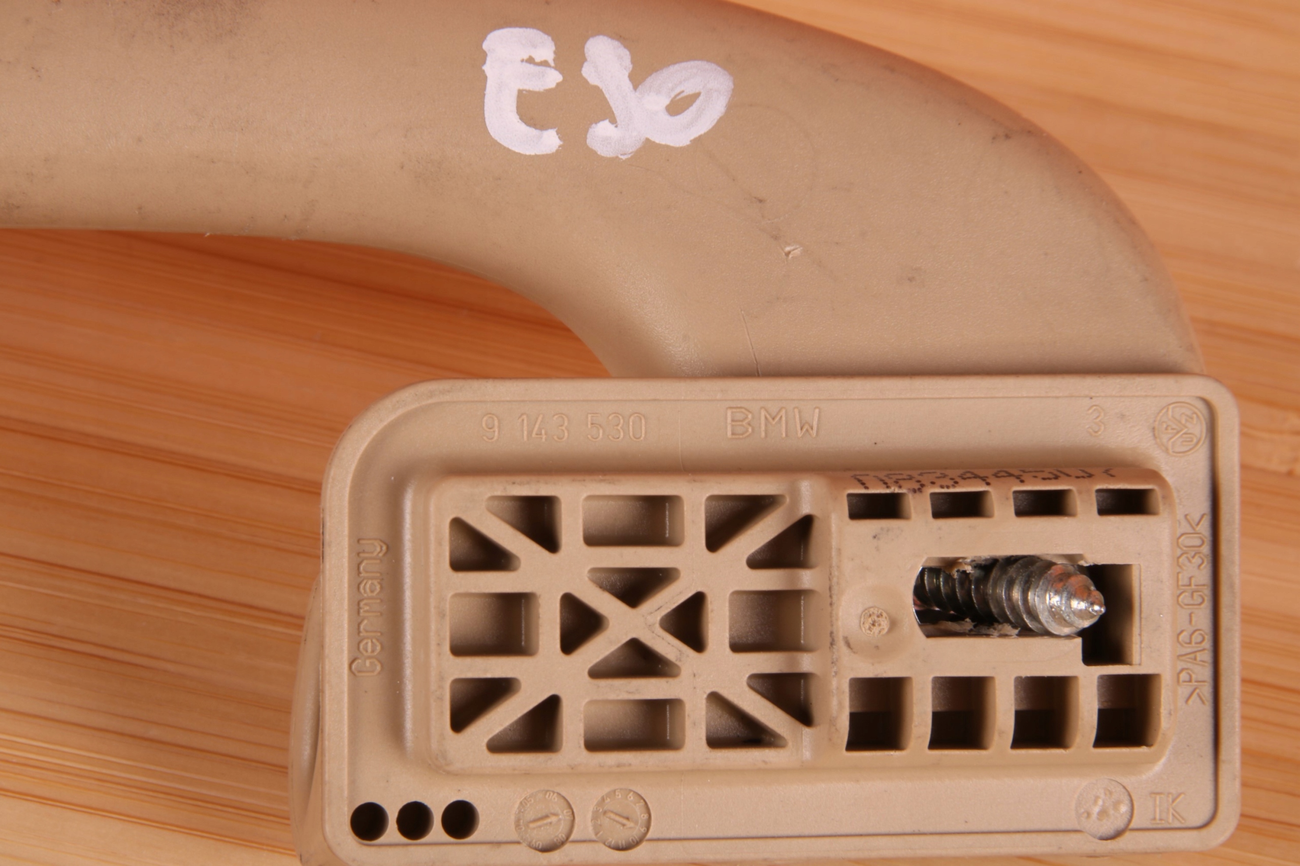 BMW E81 E87 E90 E91 E60 E61 RĄCZKA UCHWYT PODSUFITKI PRAWY TYŁ 9143530 Typ samochodu Samochody osobowe