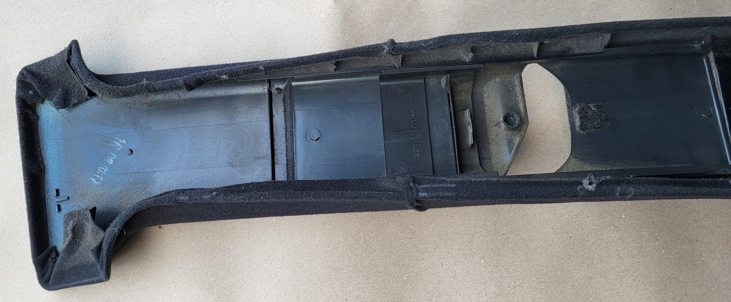 cover side SLUPKA B left central black MERCEDES E W210 OE EU