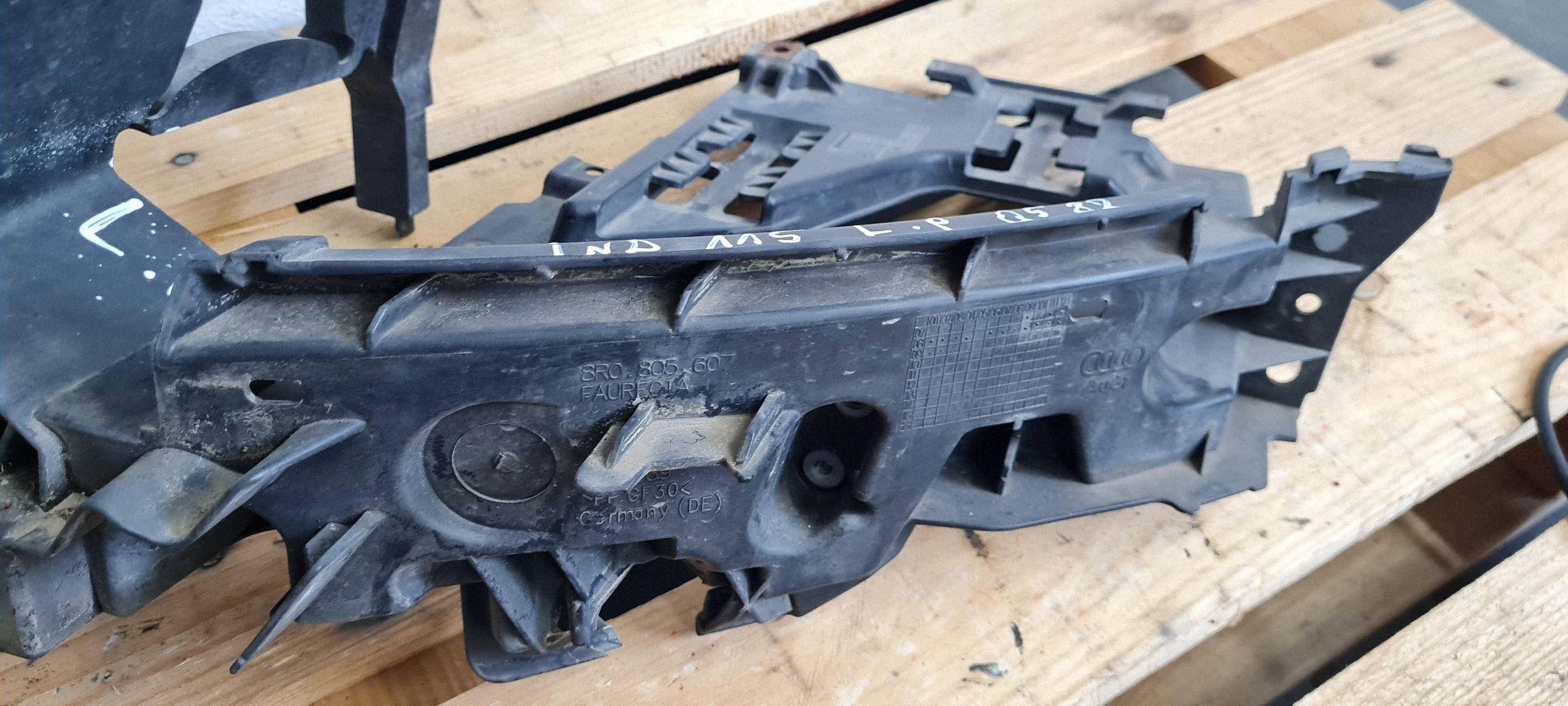 Q5 8R support bracket support holder lights left left front 8R0805607