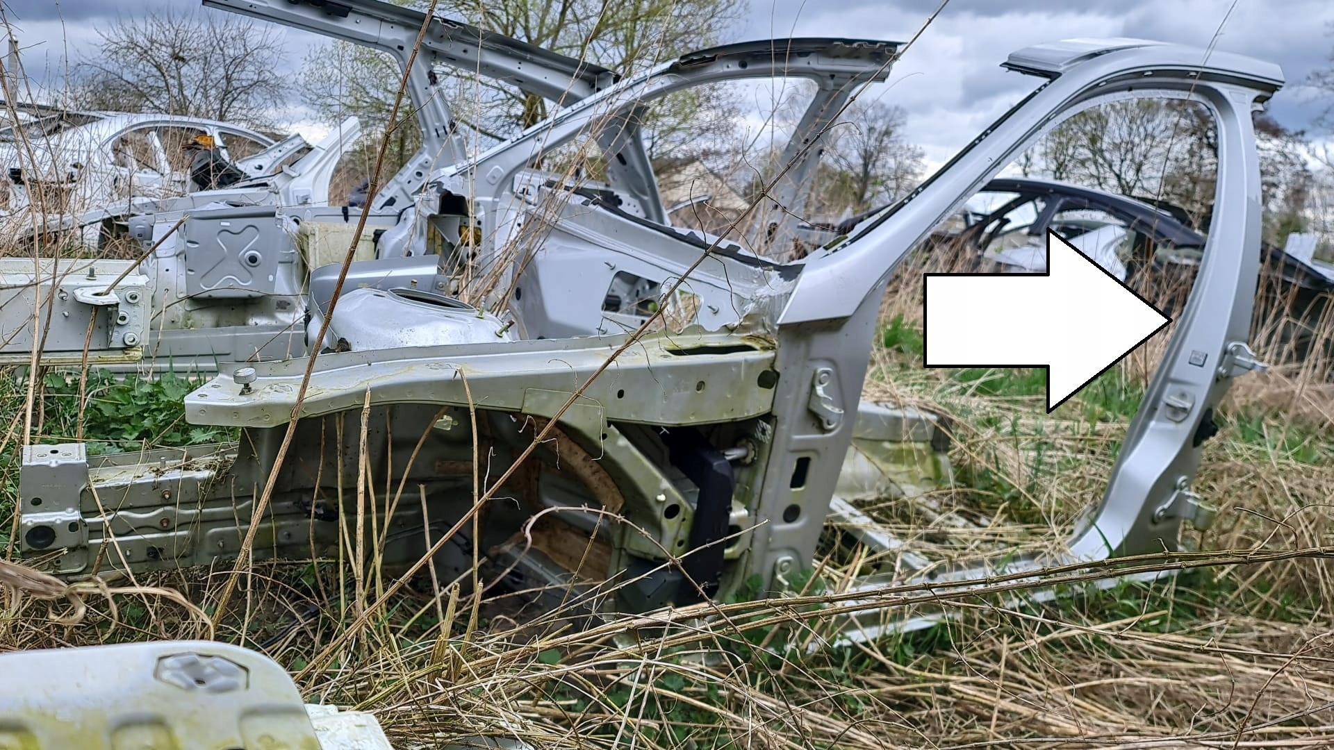 MERCEDES E W212 212 SŁUPEK ŚRODKOWY B PRÓG LEWY