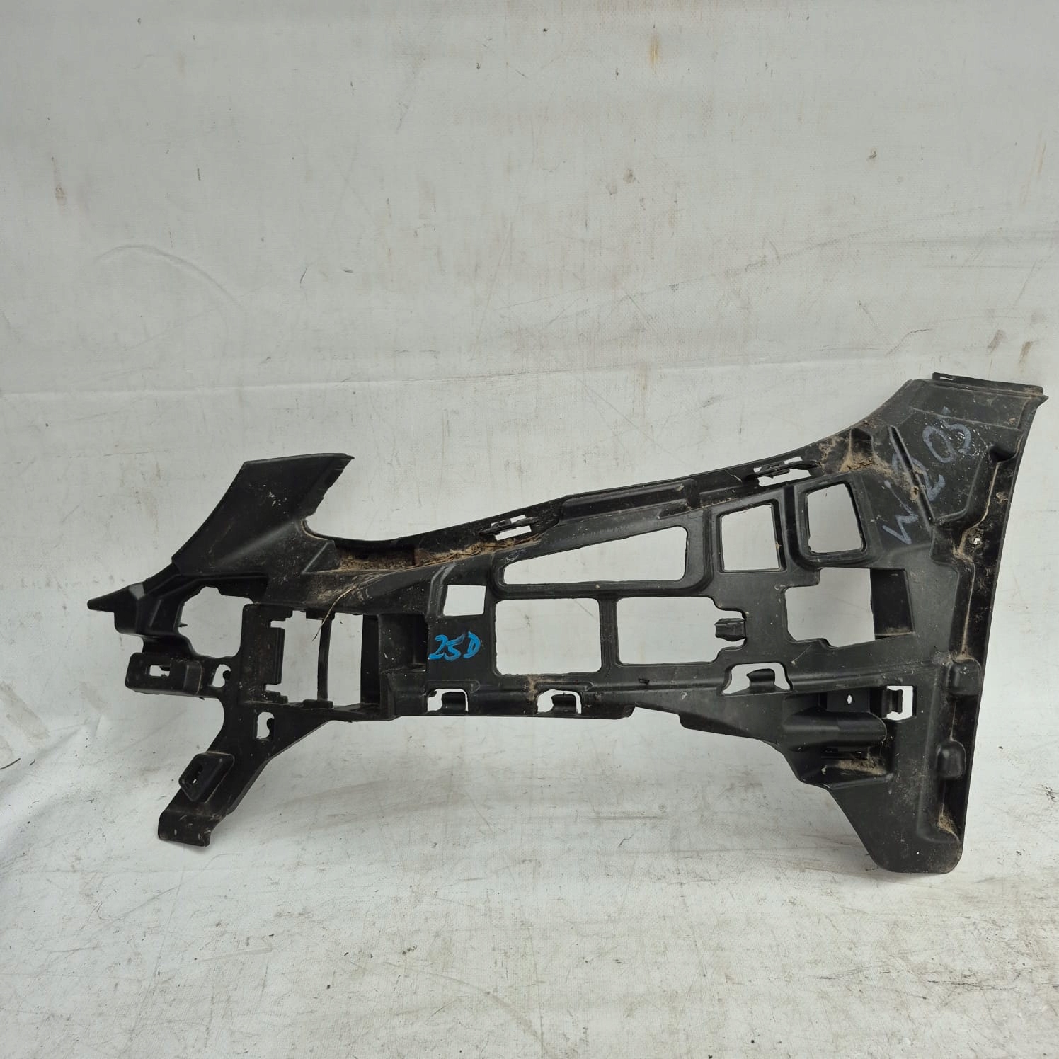 MERCEDES C KLASA W205 14- bumper bracket left front A2058850565
