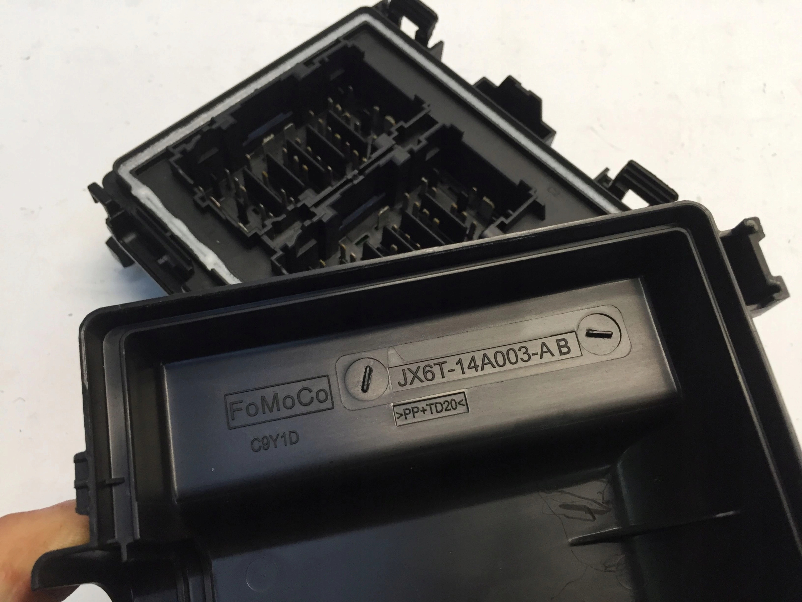 FORD KUGA MK3 III 2.5 HYBRYDA PUSZKA BEZPIECZNIKÓW LX6T-14D068-ECE Typ samochodu 4x4/SUV Samochody osobowe