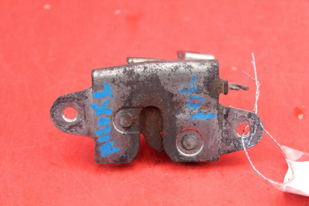 lock bonnet rear part boot left TOYOTA HILUX 7 VII 05-15