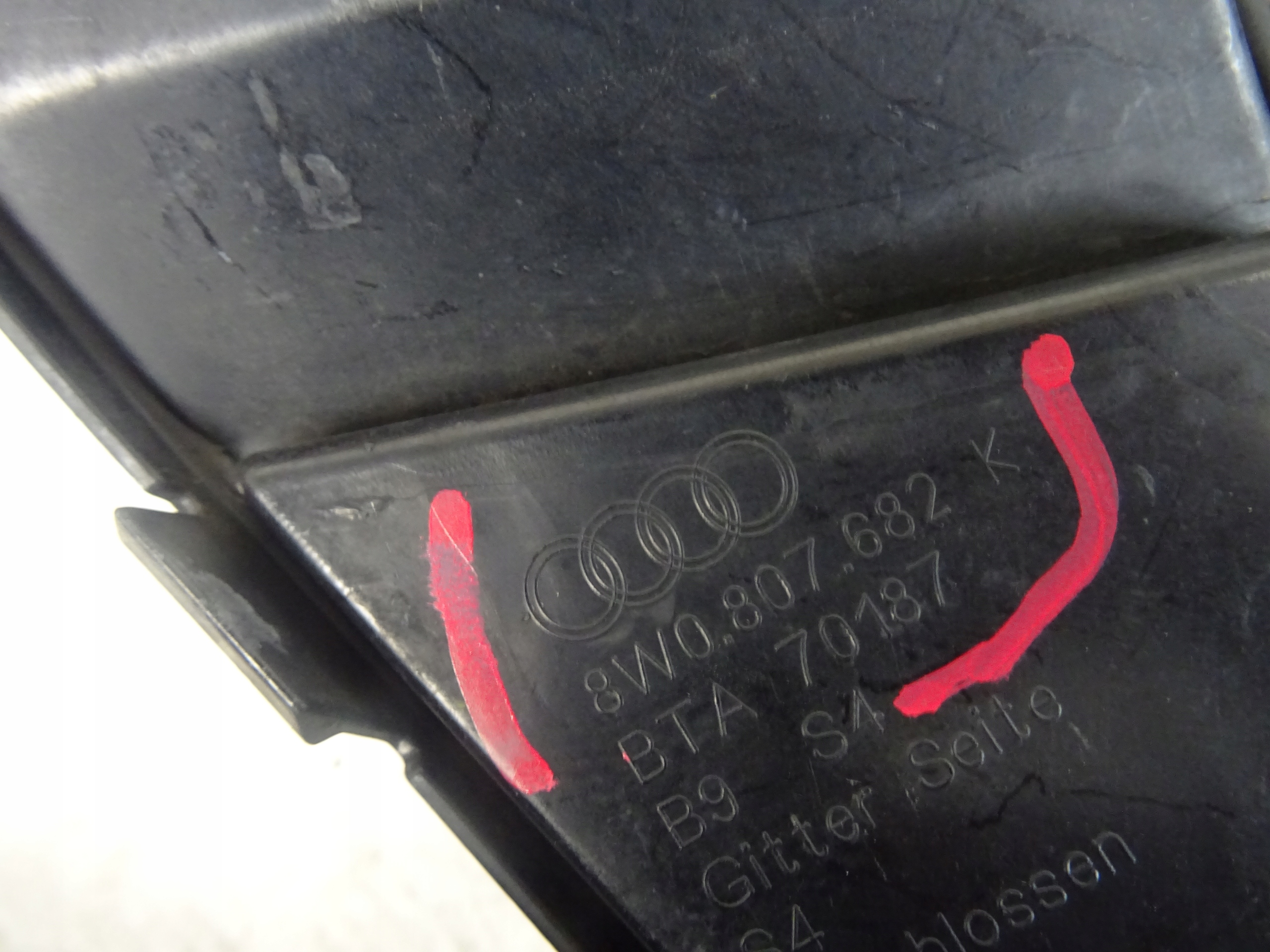 grid of a bumper right front AUDI A4 S4 B9 S-LINE 8W0807682K original