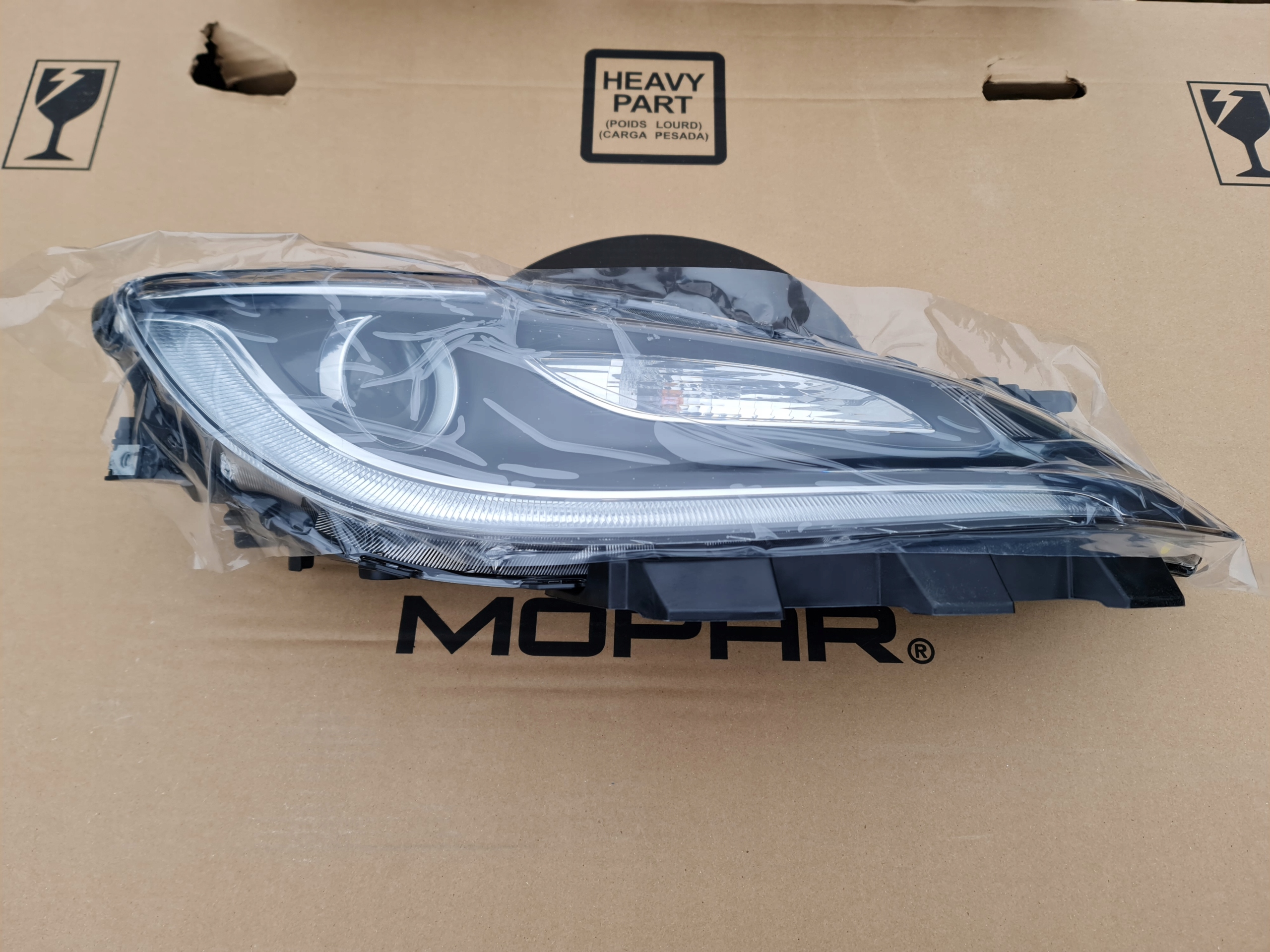 LAMPA BIHALOGEN PRAWY CHRYSLER 200 2014 16