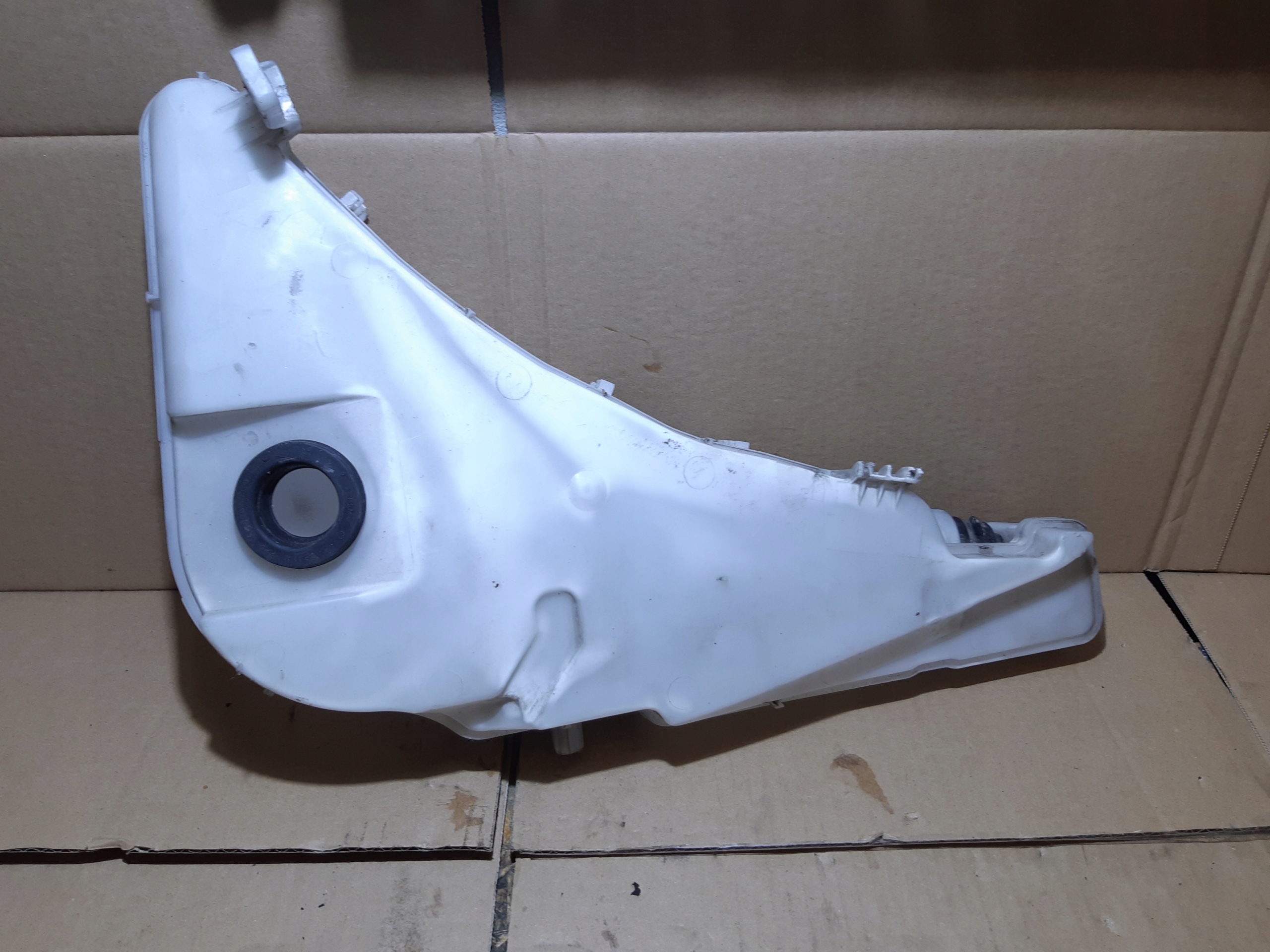 AUDI A7 4G Réservoir eau essuie glace 4G8955451D
