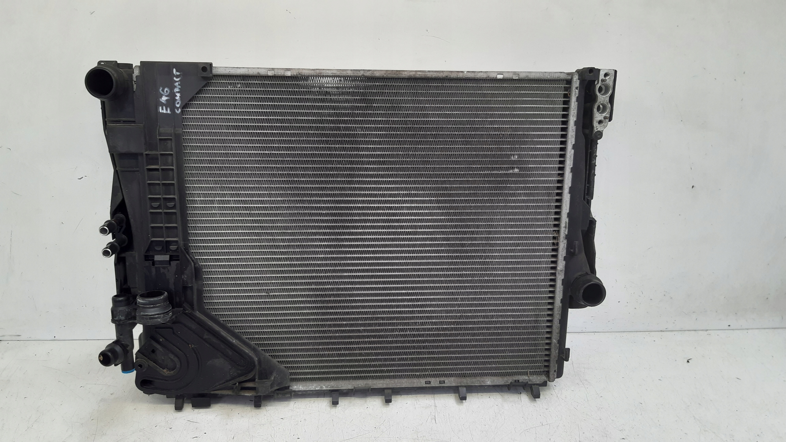 chladič vody klimatizaci 8377614 BMW E46 Compact