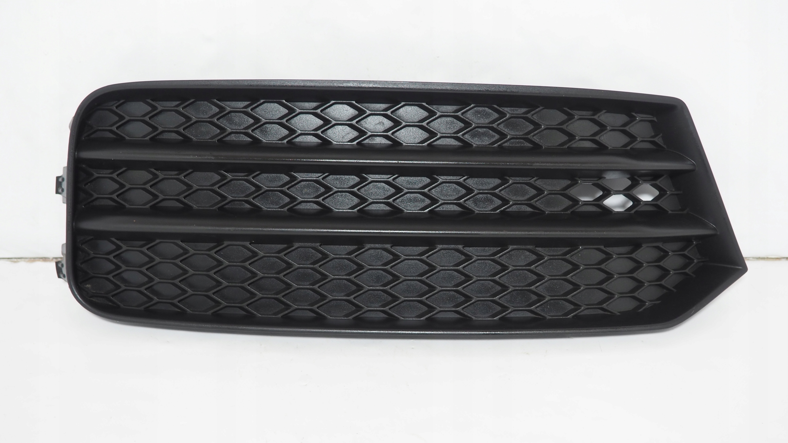 Audi A1 grid of a bumper right front 8XA807682B
