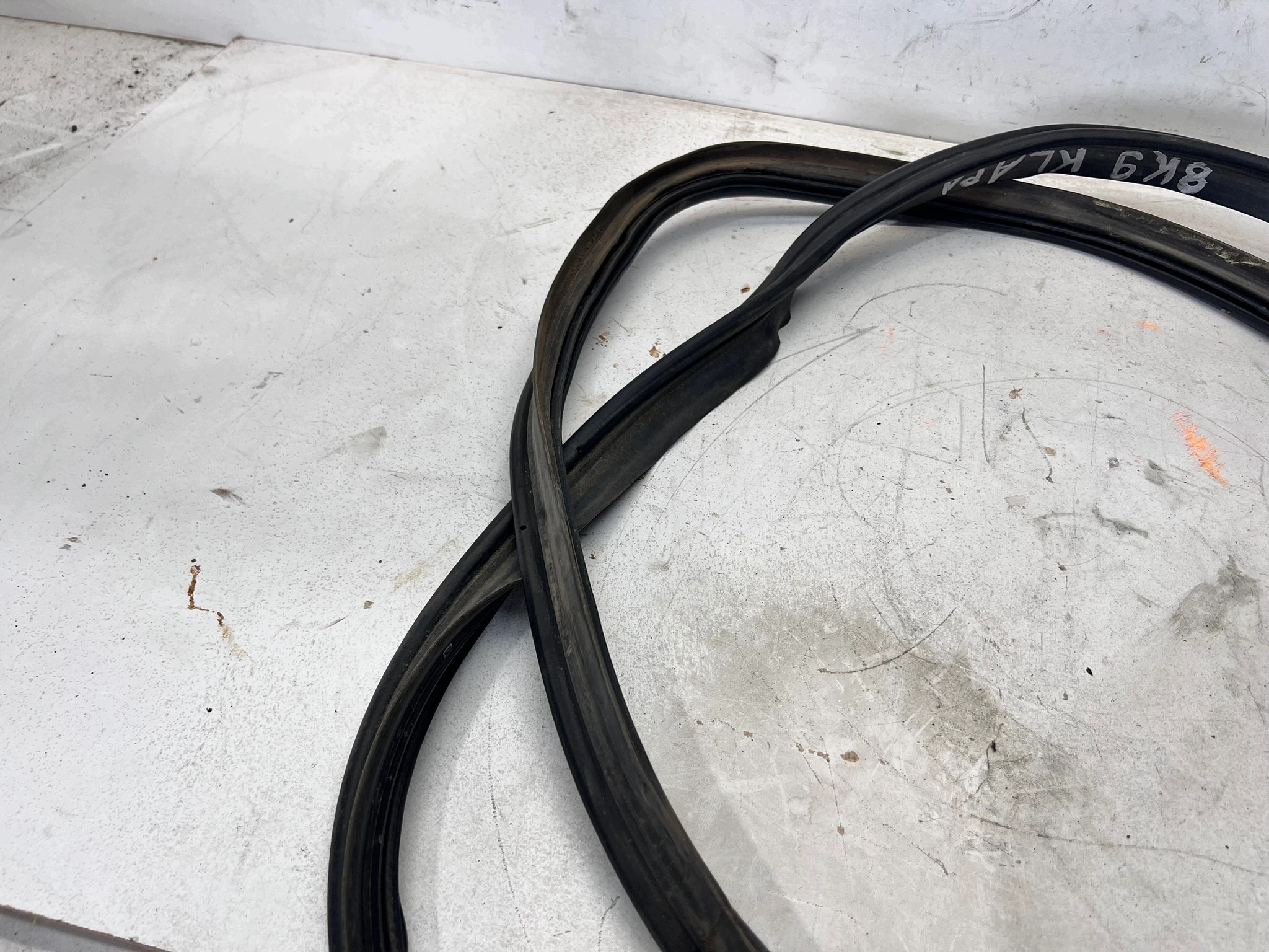 gasket bonnet boot AUDI A4 B8 AVANT 8K9827705E