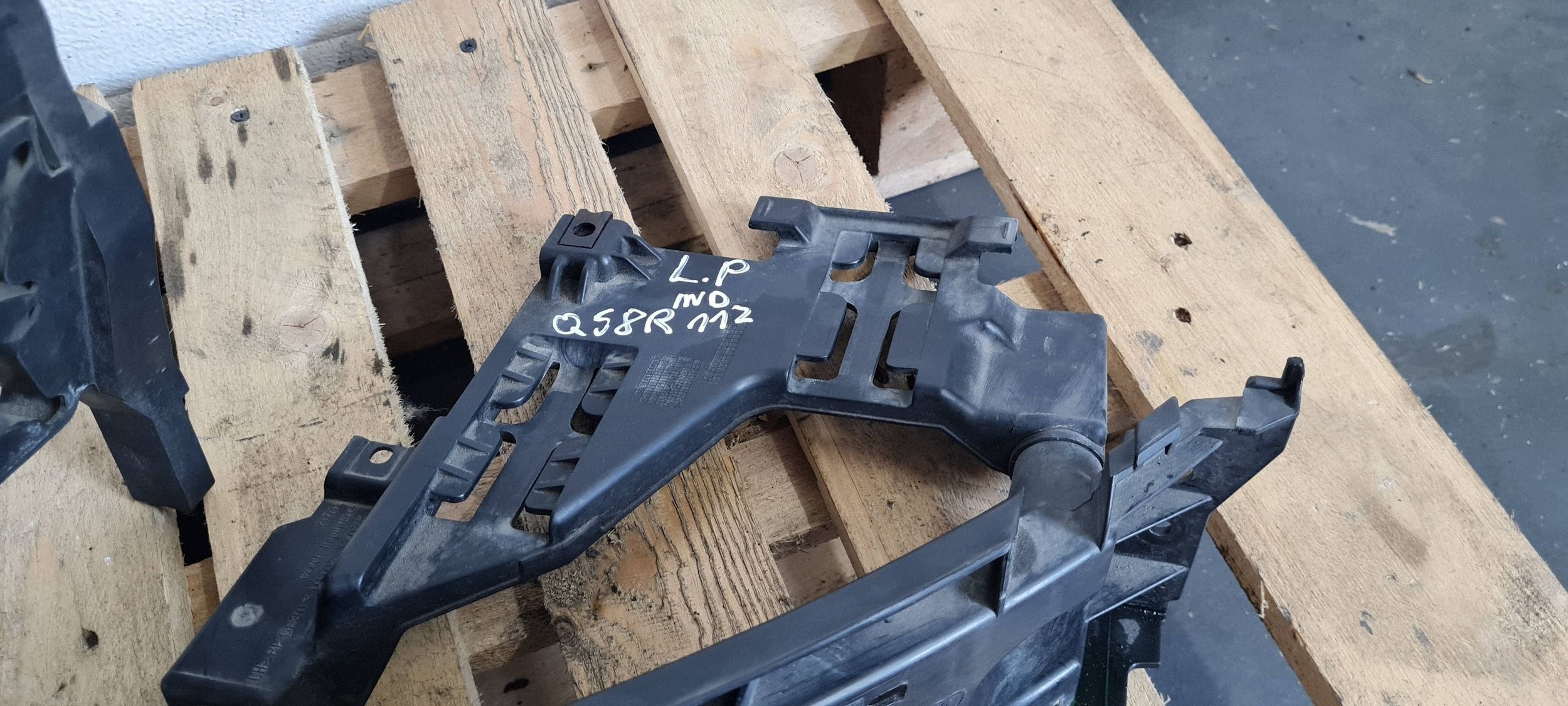 Q5 8R support bracket support holder lights left left front 8R0805607