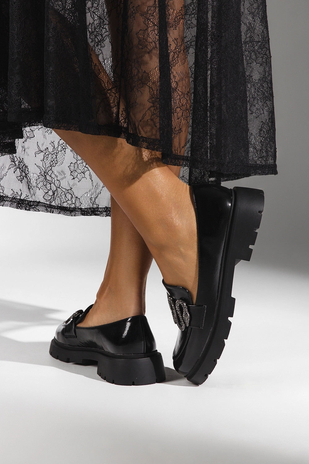 MOKASYNY DAMSKIE PÓŁBUTY WSUWANE NA PLATFORMIE Z MODNYM OZDOBNYM WĘŻEM r 40 Marka Casu