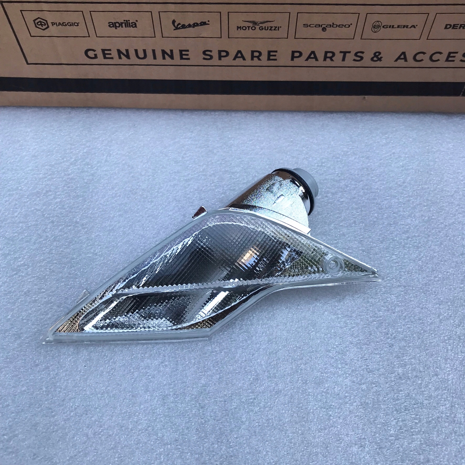 Gilera Gp 800 smerovka pravá predná Nová Oe GP800