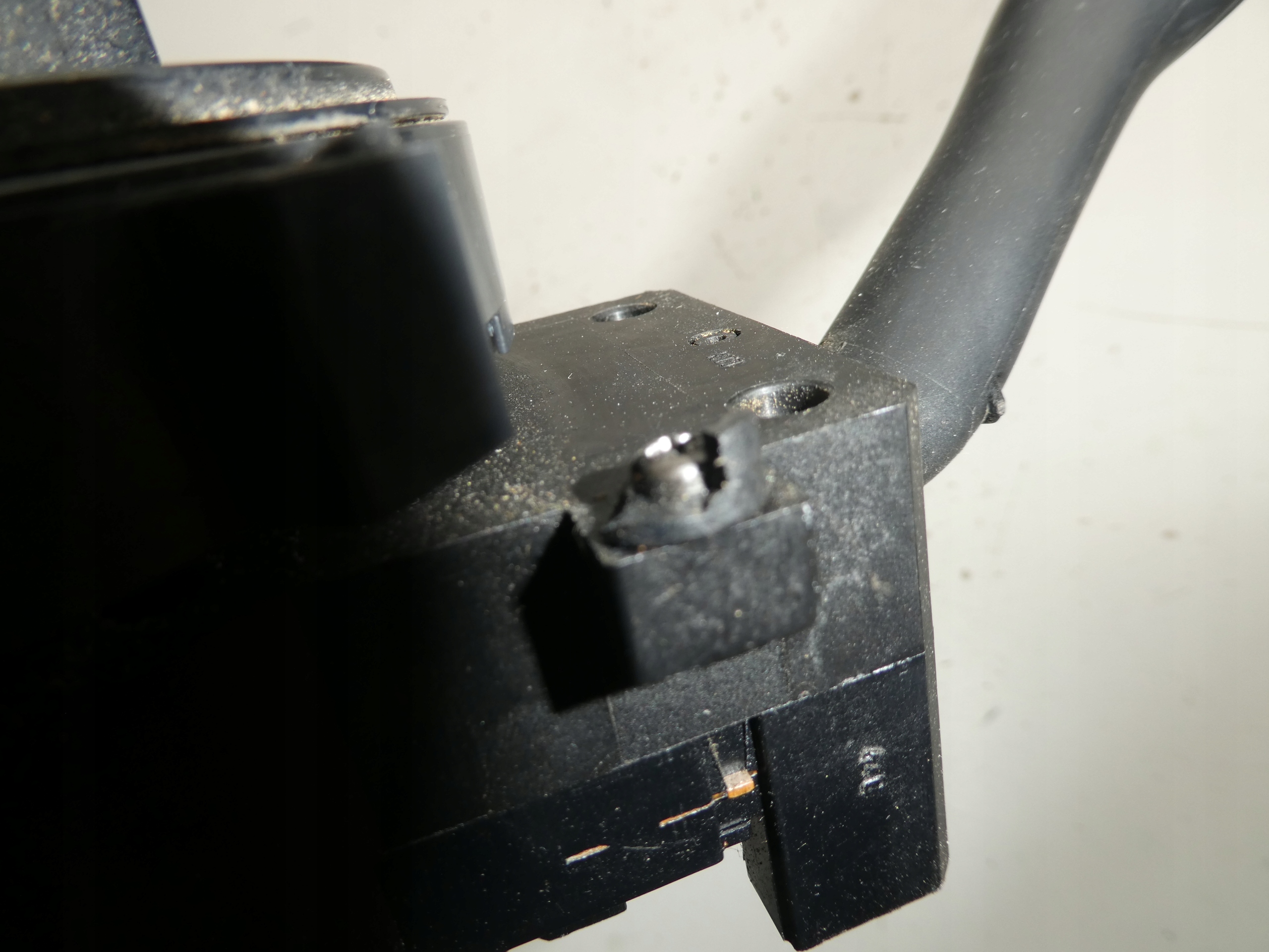 COMMODO ESSUIE GLACE VW GOLF IV 8L0953513